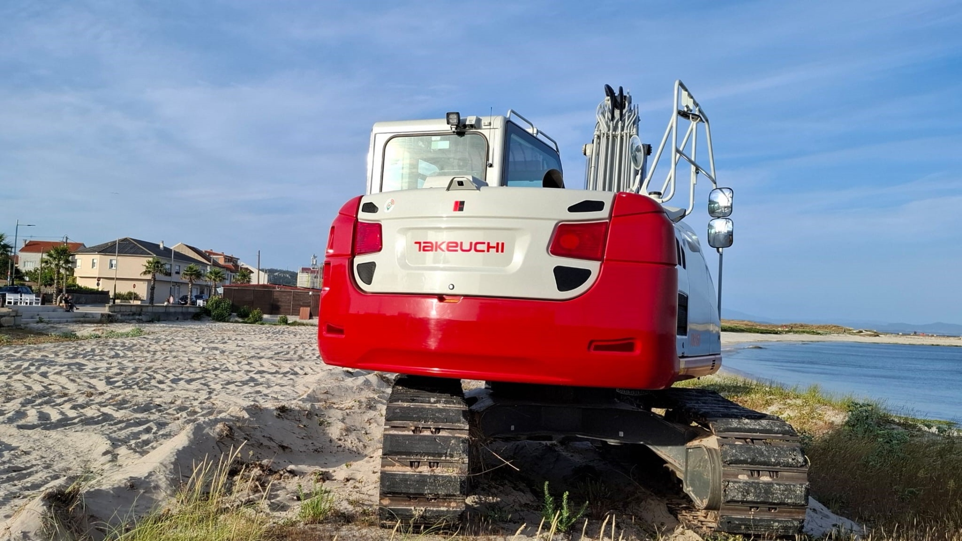 A maquinaria empregada na Praia de Róbalo (Aguiño) | ADEGA