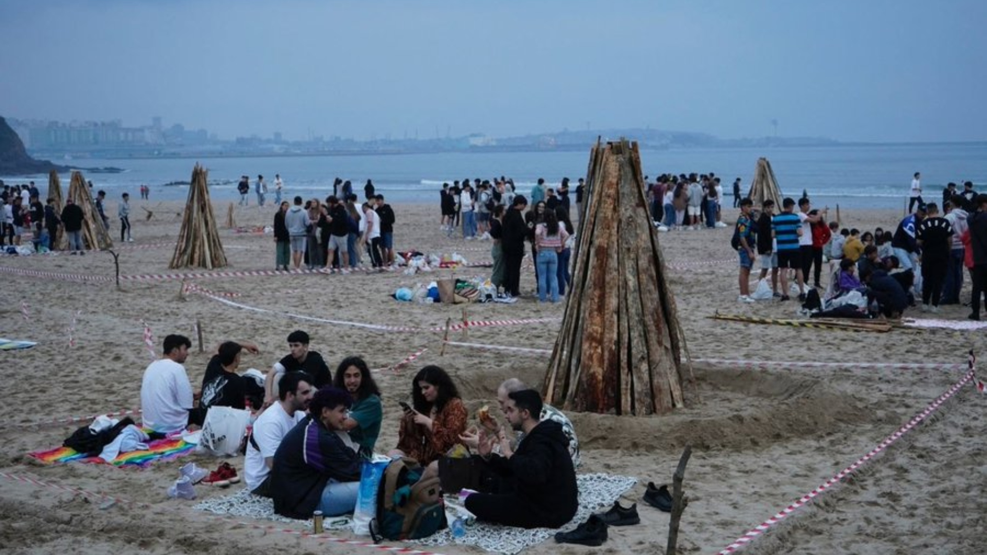 A xente nas praias de Oleiros en San Xoán | @CONCELLODEOLEIROS