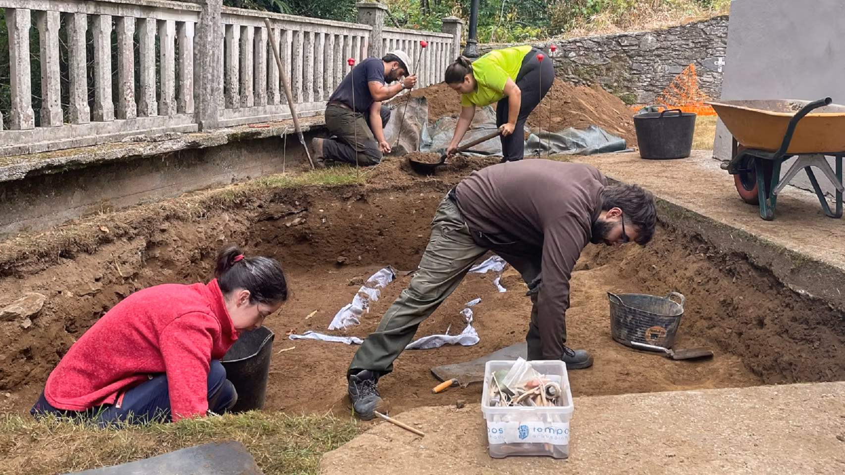 Excavación en la fosa común de Beira | Universidad de Santiago de Compostela