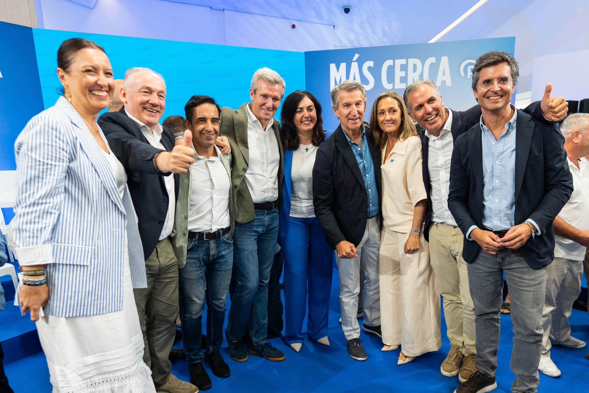 Alfonso Rueda posa junto a los candidatos del PP a las alcaldías de las siete grandes ciudades gallegas durante el acto celebrado en la Cidade da Cultura de Santiago