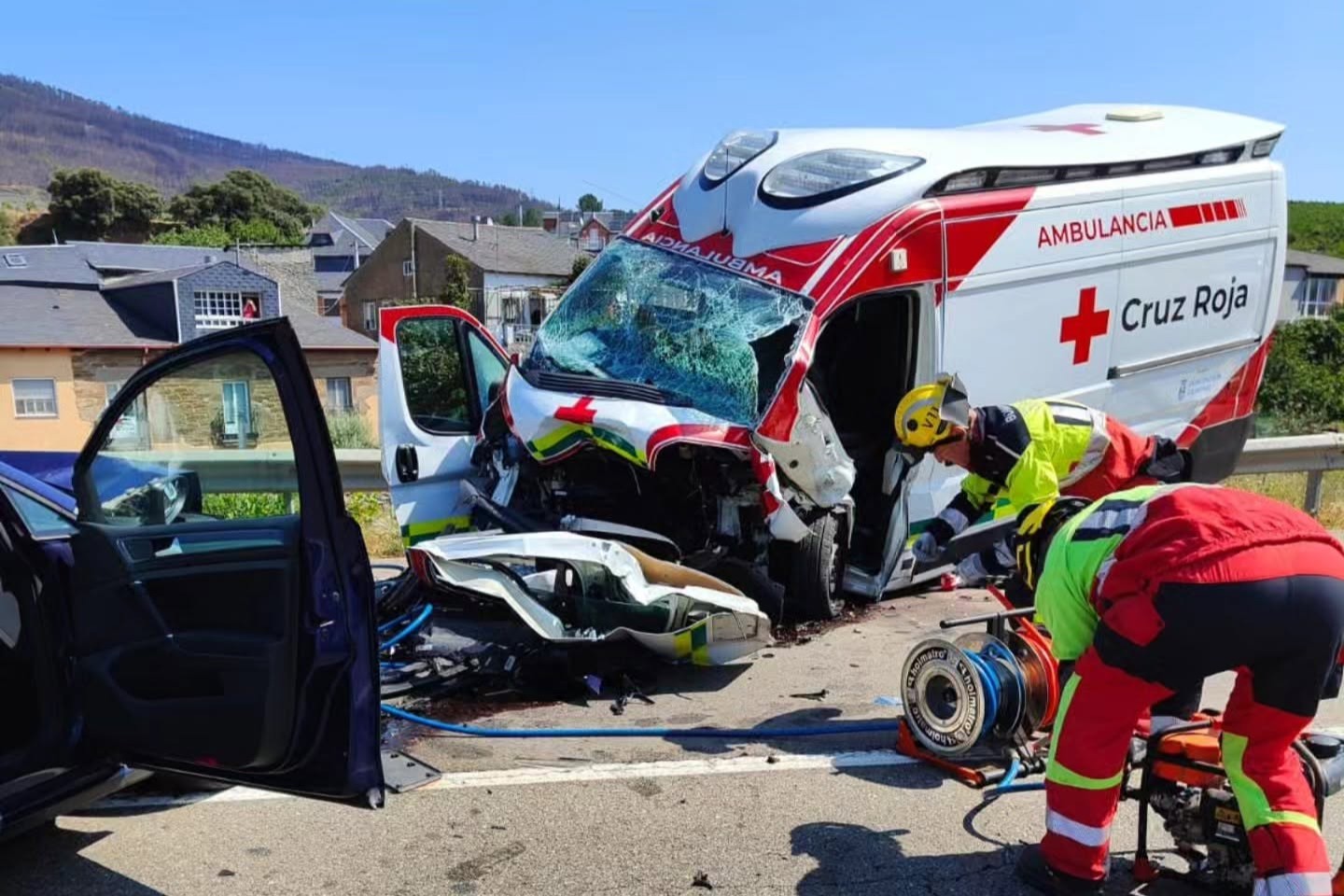Estado en el que quedaron la ambulancia de Cruz Roja y el turismo tras la colisión frontal registrada en la N-120, a la altura de A Rúa | GES VALDEORRAS