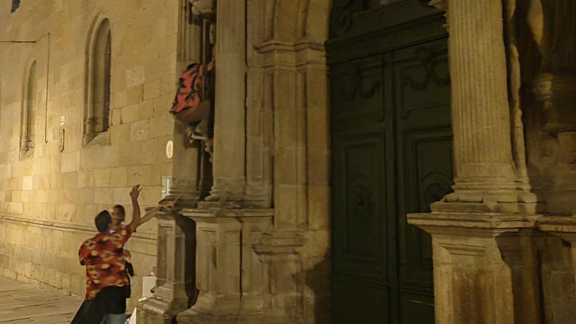 Un grupo de jóvenes escalando el Colexio de Fonseca | Compostela Resiste
