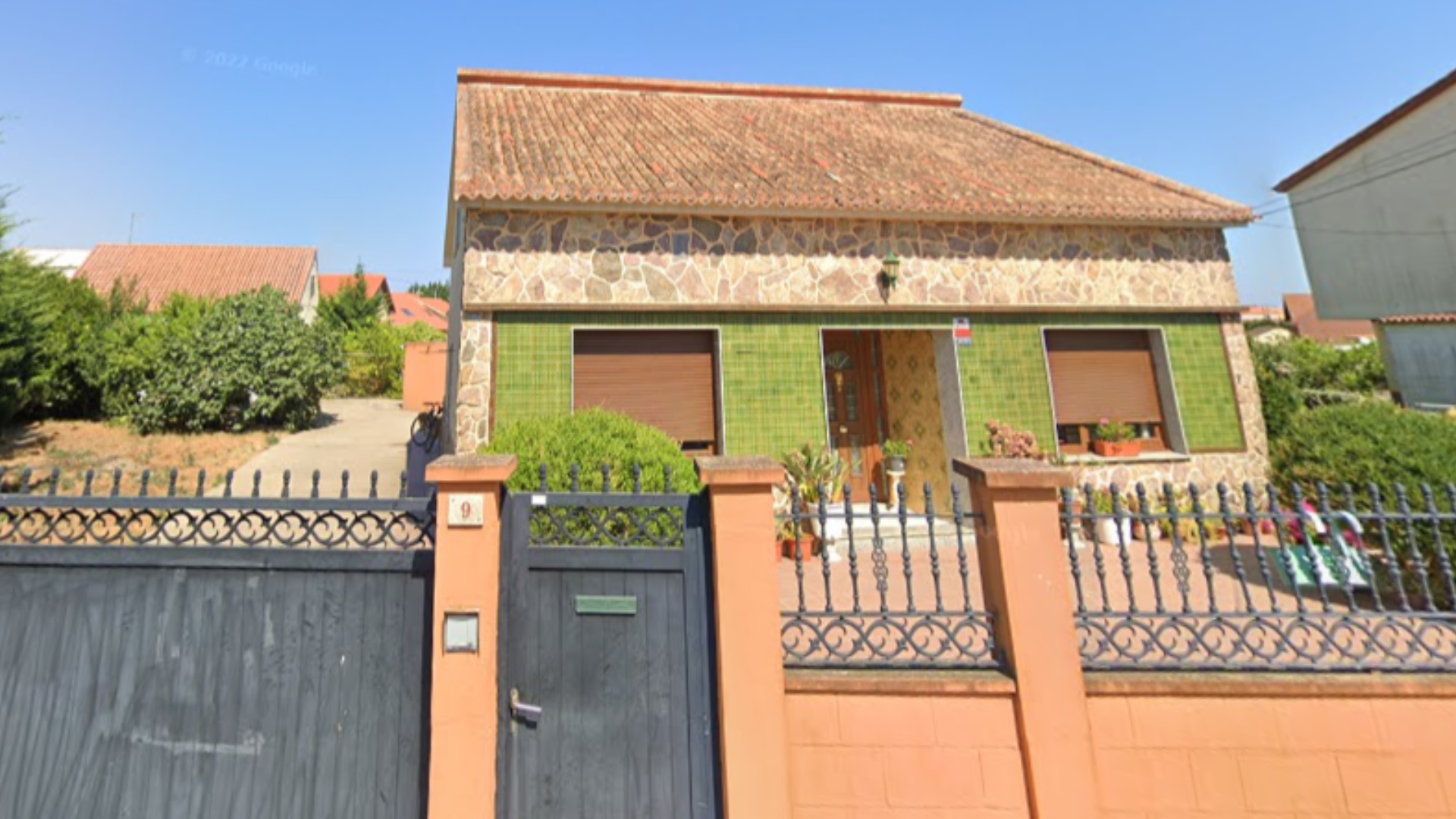 La vivienda situada en el número 9 de la Rúa da Vionta, en la parroquia ribeirense de Aguiño, donde tuvo lugar el suceso | GE