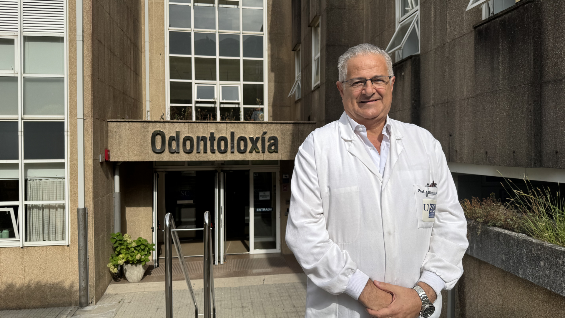 El estomatólogo Andrés Blanco Carrión junto a la facultad de Odontrología de la USC, donde ejerce como docente | Enfoques