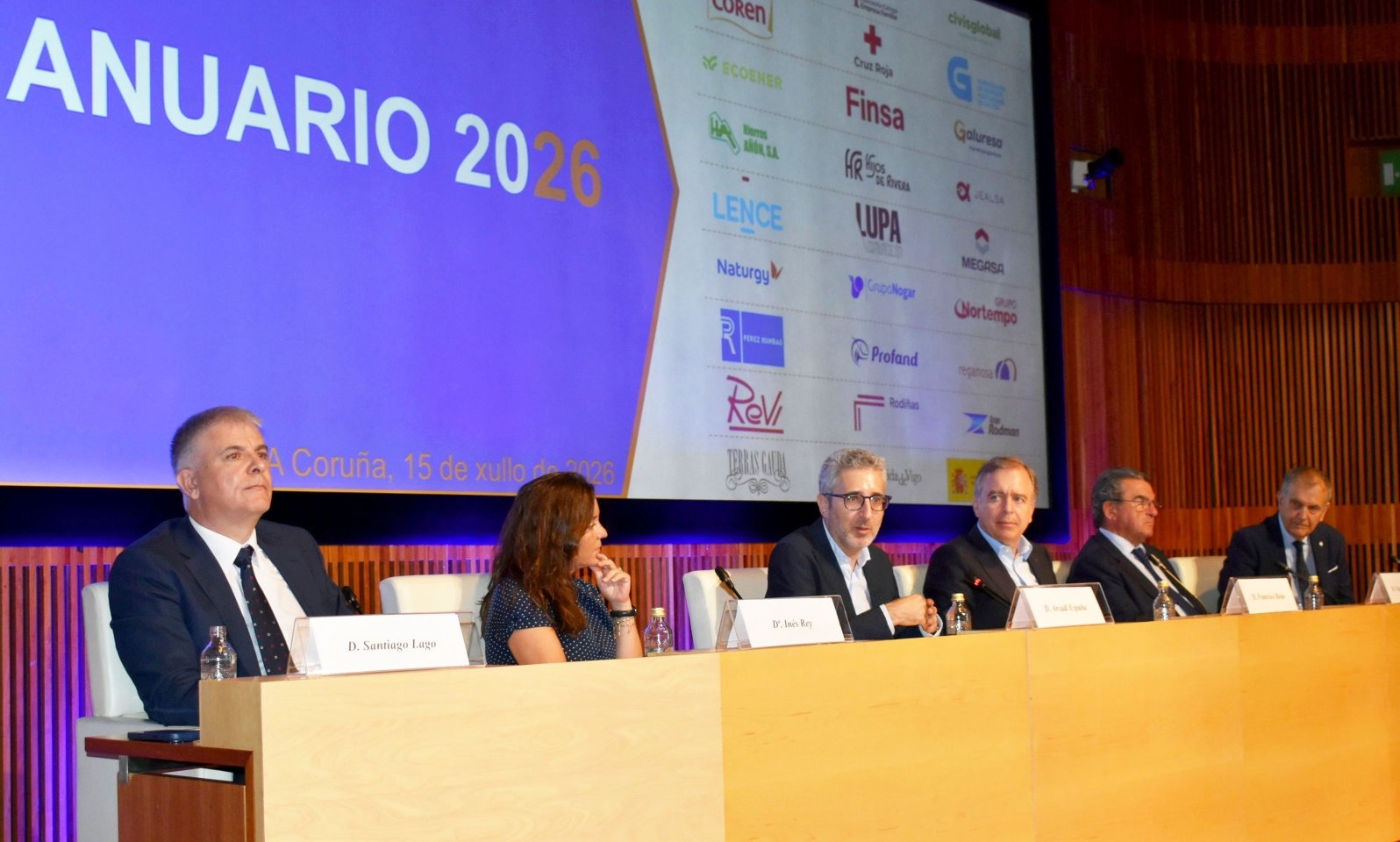 Arcadi España, Inés Rey, Víctor Nogueira, Francisco Botas, Santiago Lago Peñas y José Luis Gómez, durante la presentación del Anuario 2026 del Foro Económico de Galicia en A Coruña.