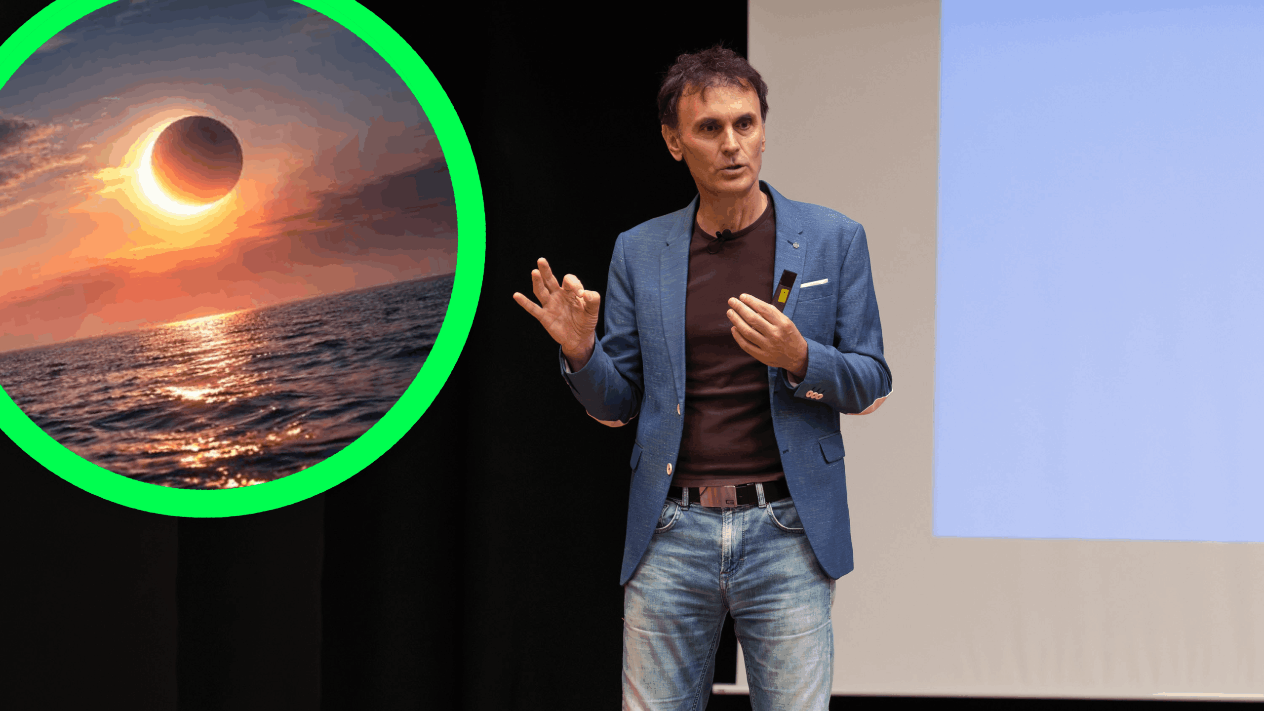 O físico e divulgador científico Jorge Mira durante a súa charla sobre a vindeira eclipse total de Sol na Casa da Cultura | CÉSAR GALDO