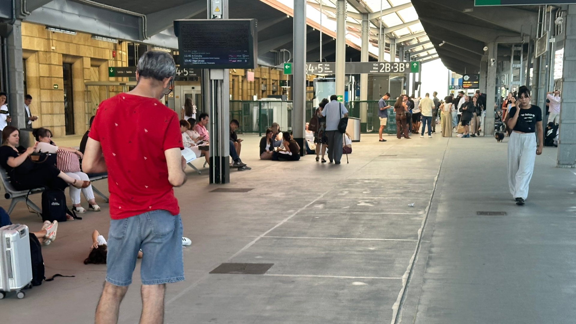 Pasajeros esperando en la estación de tren de Ourense | @ANADEBANDE