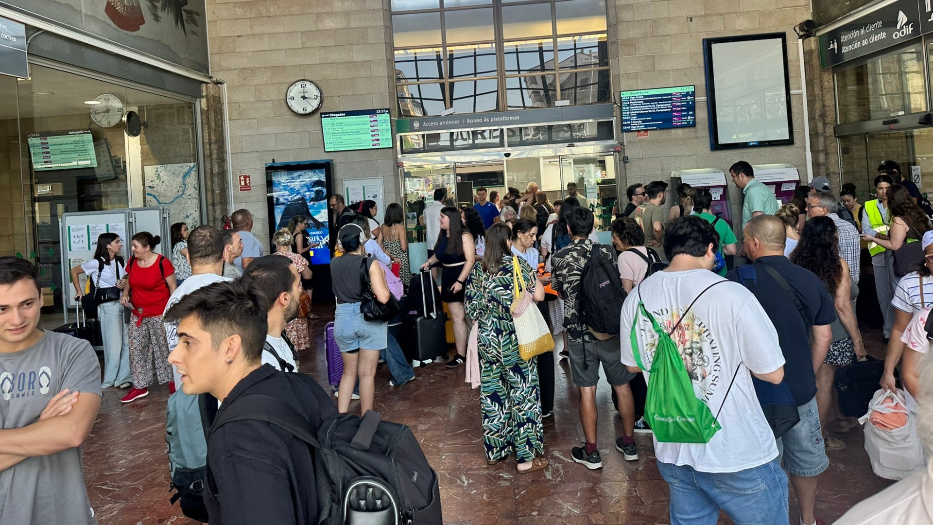 Pasajeros esperando en la estación de tren de Ourense | @ANADEBANDE