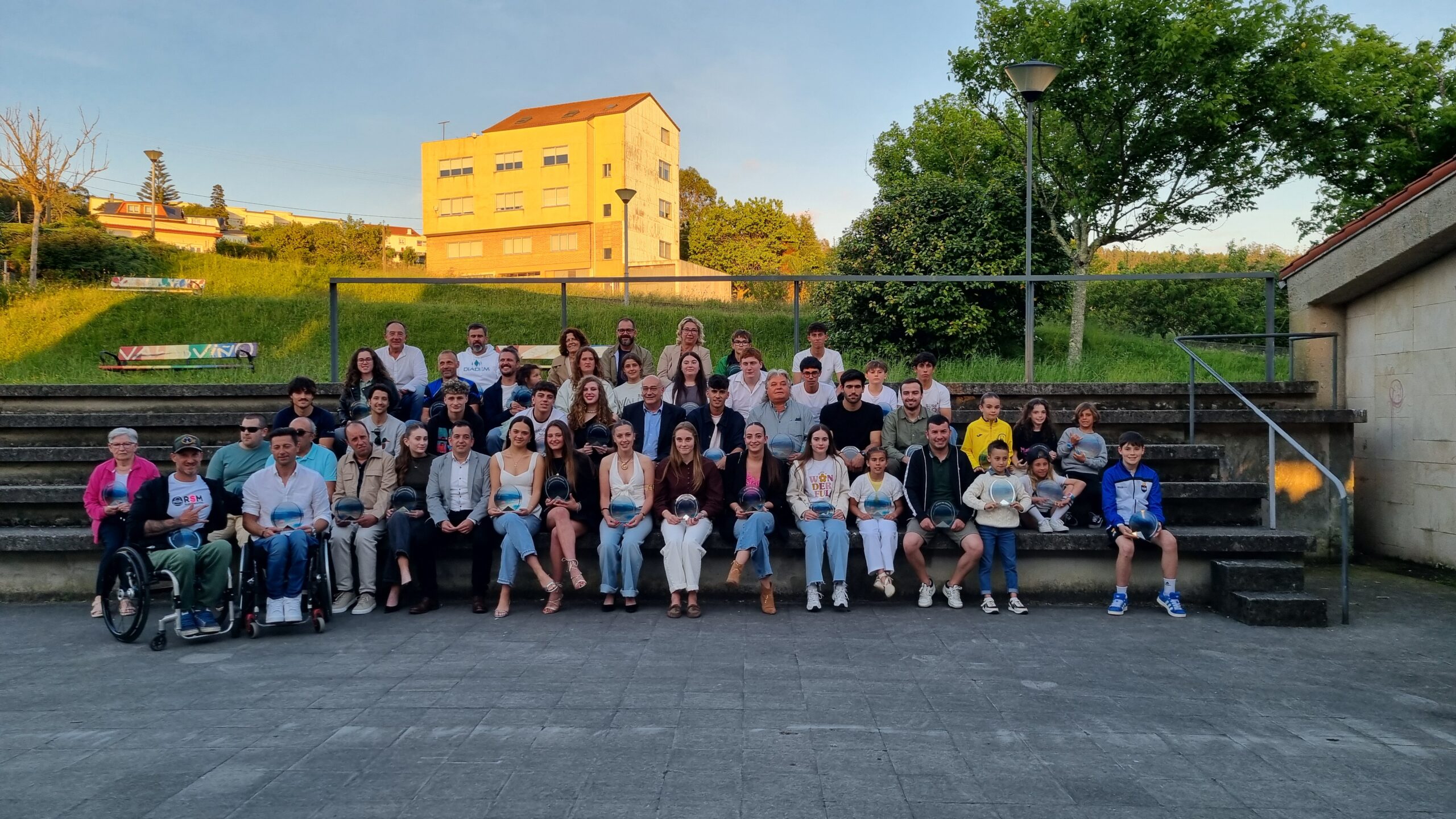 Imagen de familia de la edición 2025 de la Gala del Deporte de Valdoviño, que reunió a deportistas, clubes y representantes institucionales para celebrar los éxitos y valores del deporte local.