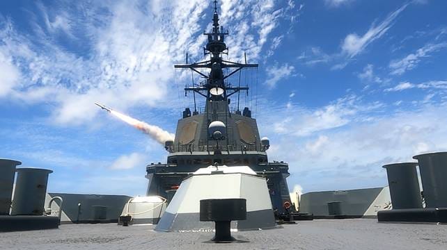 Momento en el que la fragata Álvaro de Bazán lanza un misil antibuque RGM-84 Harpoon durante las maniobras RIMPAC 2026 en el Pacífico.