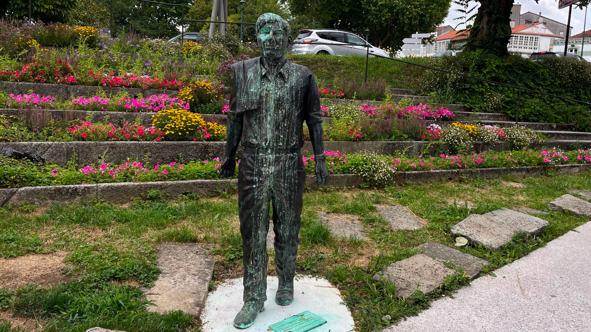 A estatua de Moncho Reboiras na Carreira do Conde, vandalizada.