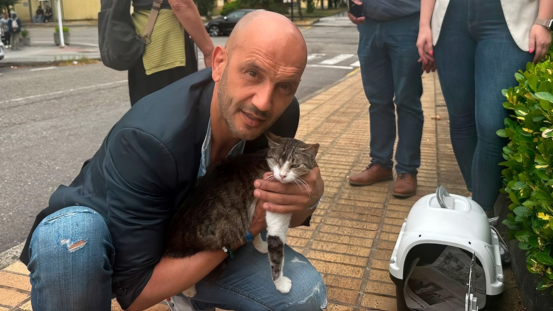 El alcalde de O Porriño, Alejandro Lorenzo, junto a Paz, la gata que perdió un ojo por un disparo | CONCELLO DO PORRIÑO