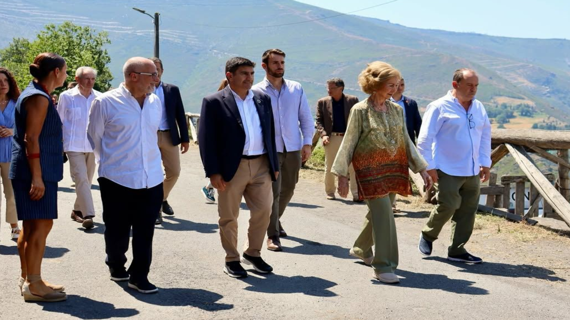 La Reina Sofía durante su visita a las zonas afectadas por los incendios | Delegación del Gobierno en Galicia