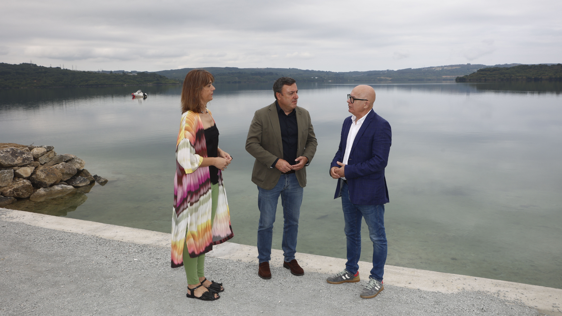 O presidente da Deputación da Coruña e alcalde das Pontes, Valentín González Formoso, o vicepresidente provincial e responsable da área de Turismo, Xosé Regueira, e a concelleira de Turismo, Deportes e Promoción Económica, Elena López | Deputación da Coruña