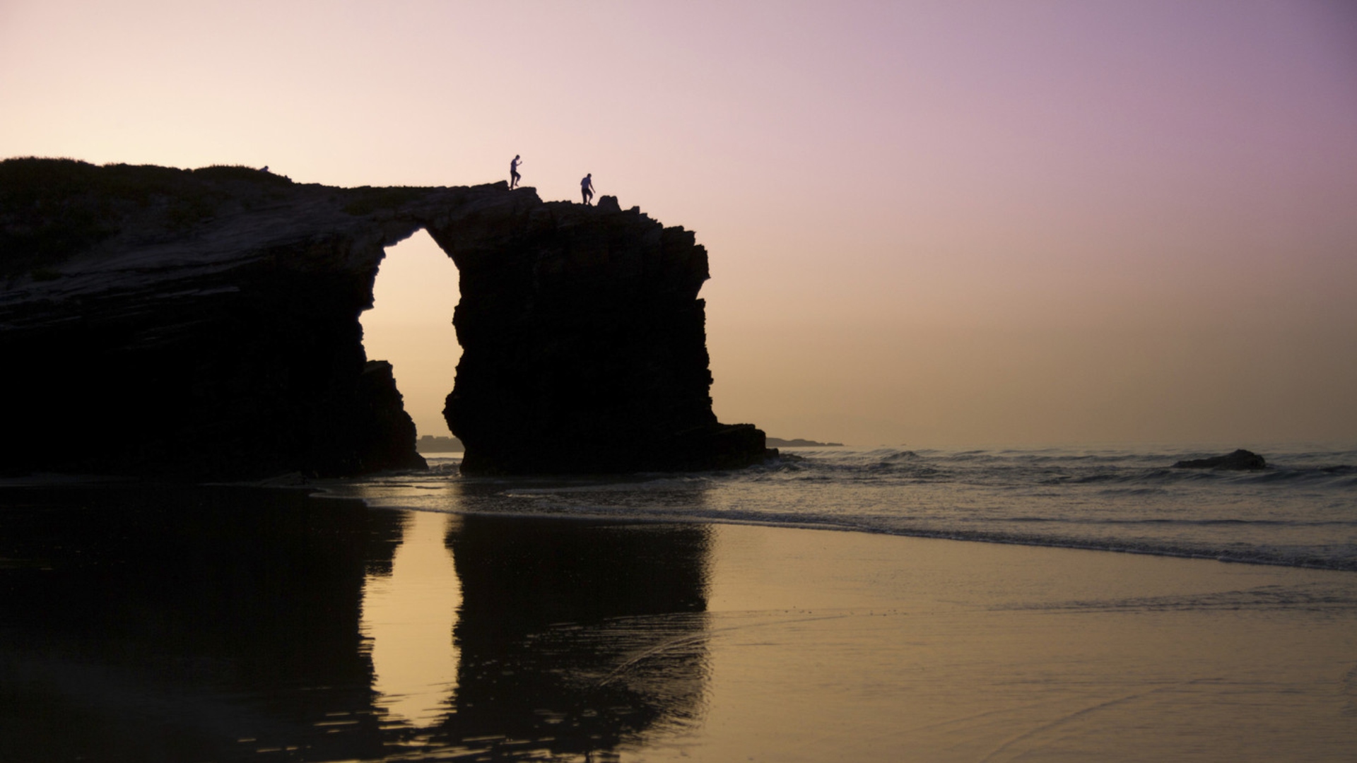 Un atardecer na praia das Catedrais | TURISMO GALICIA