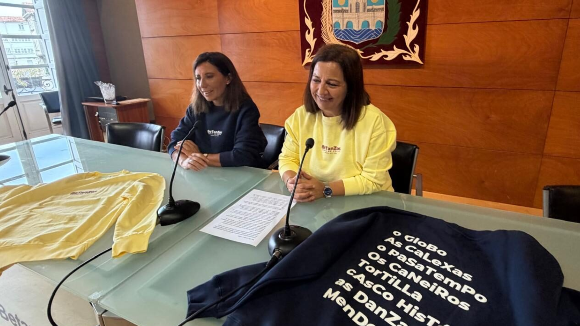 La alcaldesa María Barral y la concejala de Fiestas, Ángeles Veiga, durante la presentación en el Salón Azul del edificio Liceo | Concello de Betanzos