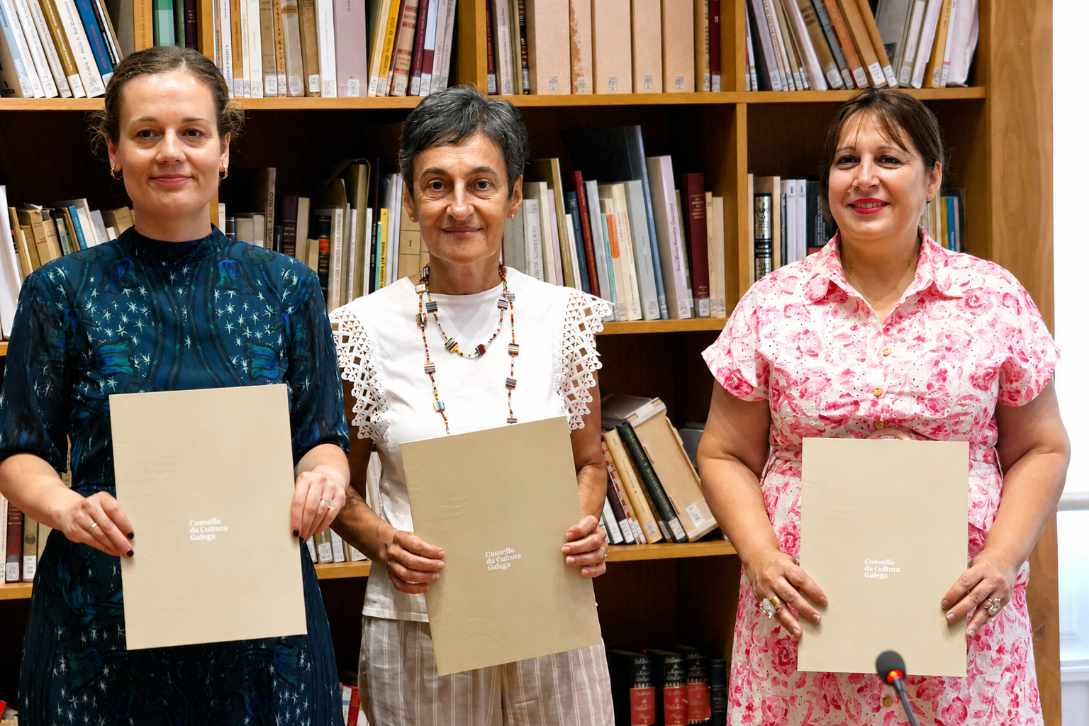 Iria Castro, Dolores Vilavedra e Natividade González tras a sinatura do convenio «Escola, cultura e territorio» na sede do Consello da Cultura Galega.