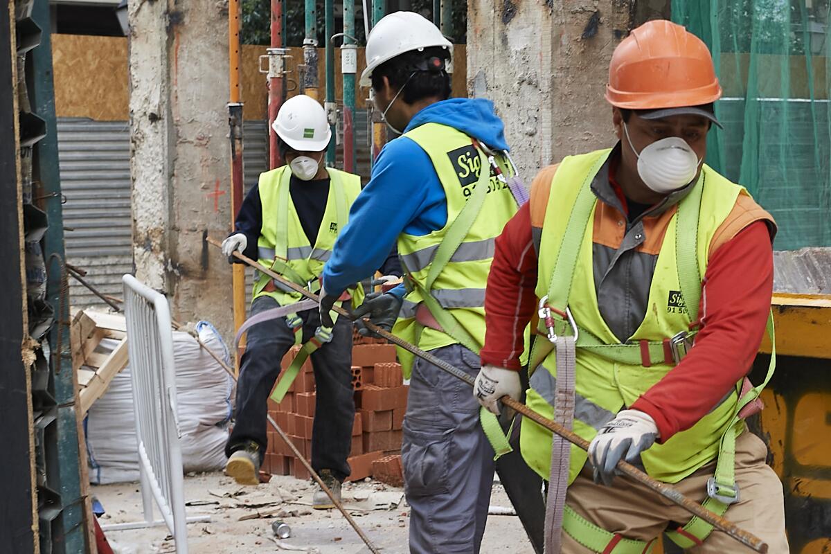 Del total de afiliados extranjeros registrados en Galicia, 48.056 son hombres y 36.943 mujeres, lo que sitúa el peso masculino en el 56,5 %.