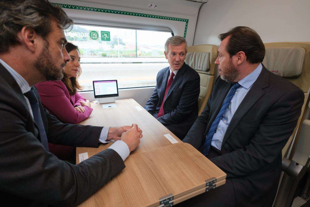 Óscar Puente, Alfonso Rueda y Diego Calvo, durante el viaje inaugural del AVE a Galicia, en una imagen de archivo.