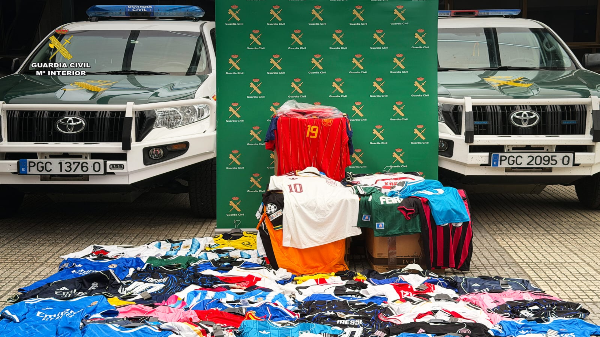 Parte de las camisetas de fútbol falsas incautadas | Guardia Civil de A Coruña