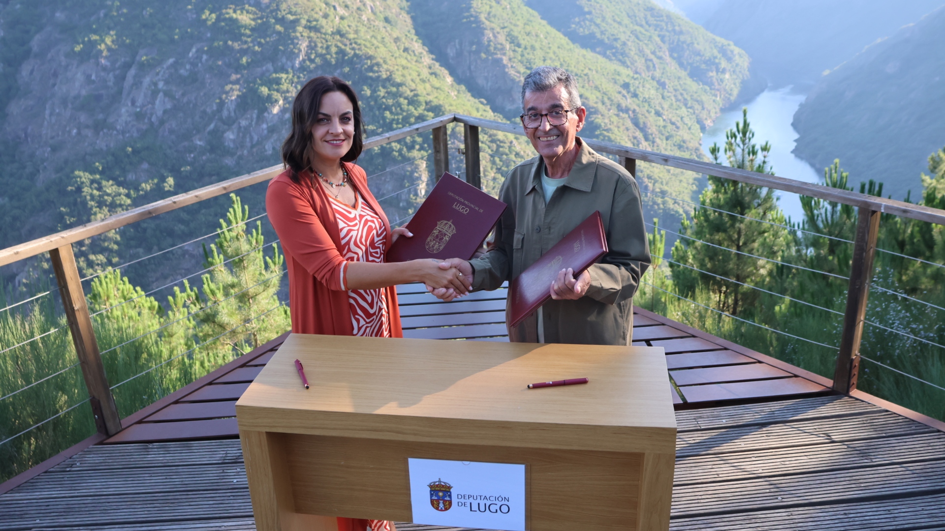 A Presidenta da institución provincial e o responsable da entidade turística asinaron o
acordo no miradoiro de Santiorxo | DEPUTACIÓN DE LUGO