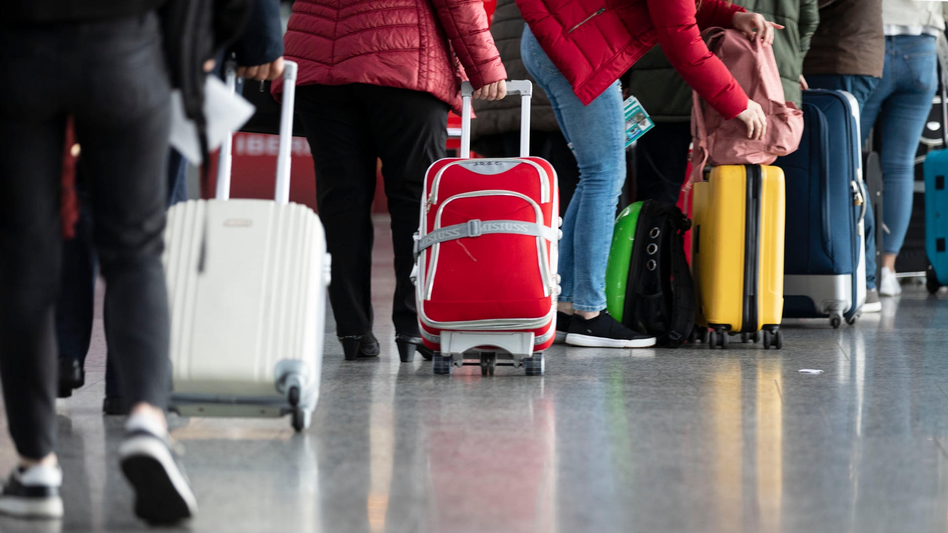 Gente en el aeropuerto con sus maletas | XUNTA DE GALICIA