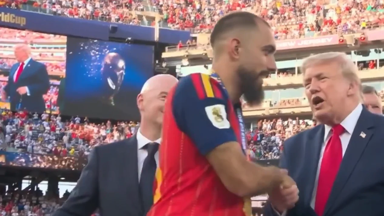 mirada-perdida-haciendo-oidos-sordos-frio-saludo-borja-iglesias-trump-celebracion-final-mundial_167