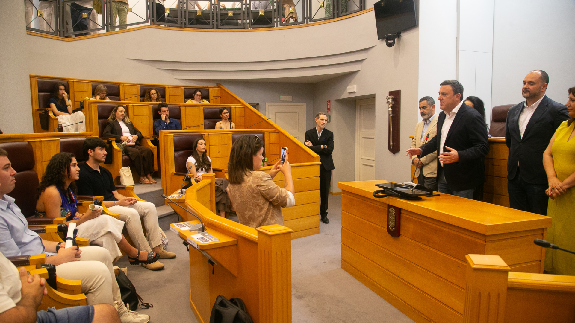 O presidente da Deputación, Valentín González Formoso recibiu no Pazo Provincial  ás persoas beneficiarias das bolsas de investigación e de perfeccionamento de estudos artísticos | Deputación da Coruña