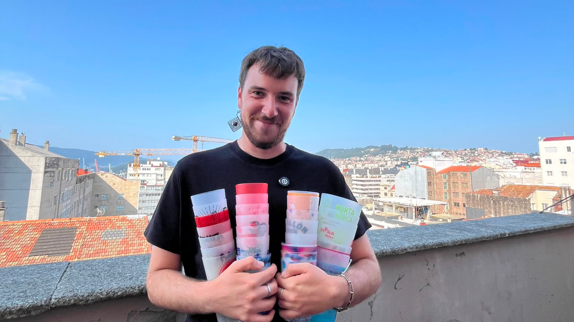 Yago Piñeiro, o 'festivaleiro', xunto unha parte da súa colección de vasos de grandes citas musicais | Enfoques