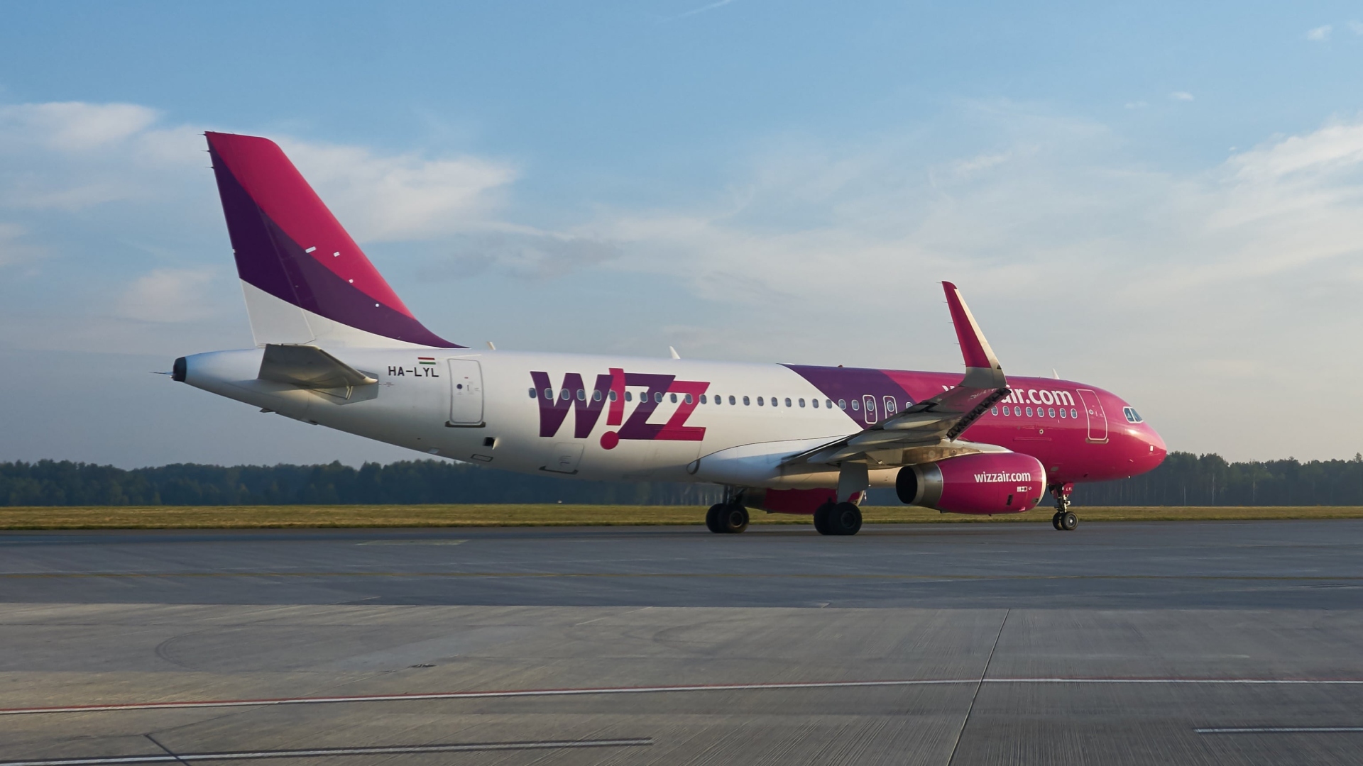 Un avión da compañía de Wizz Air despegando | PIXABAY