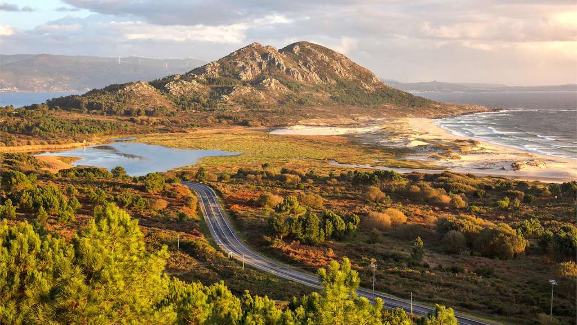 O Monte Louro e a Lagoa das Xarfas | TURISMO DE GALICIA