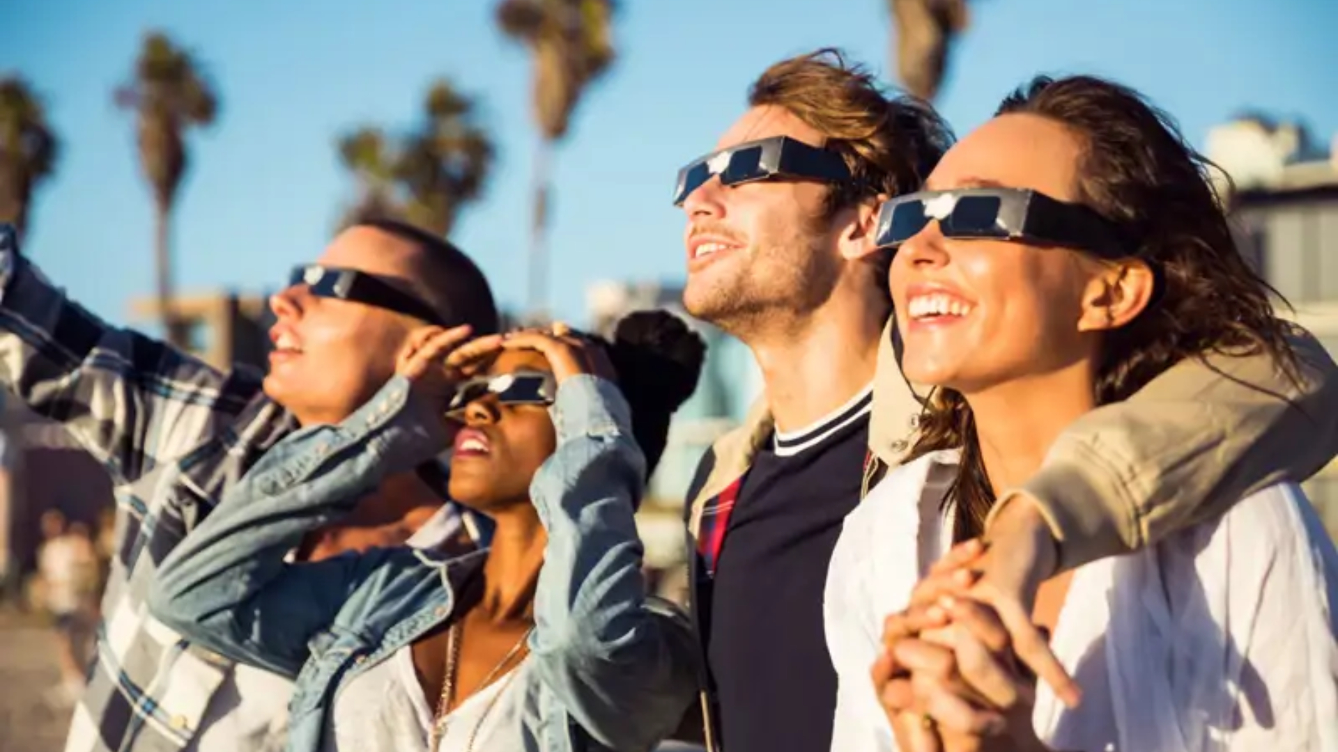 Observación de eclipse con gafas homologadas | Imagen de archivo