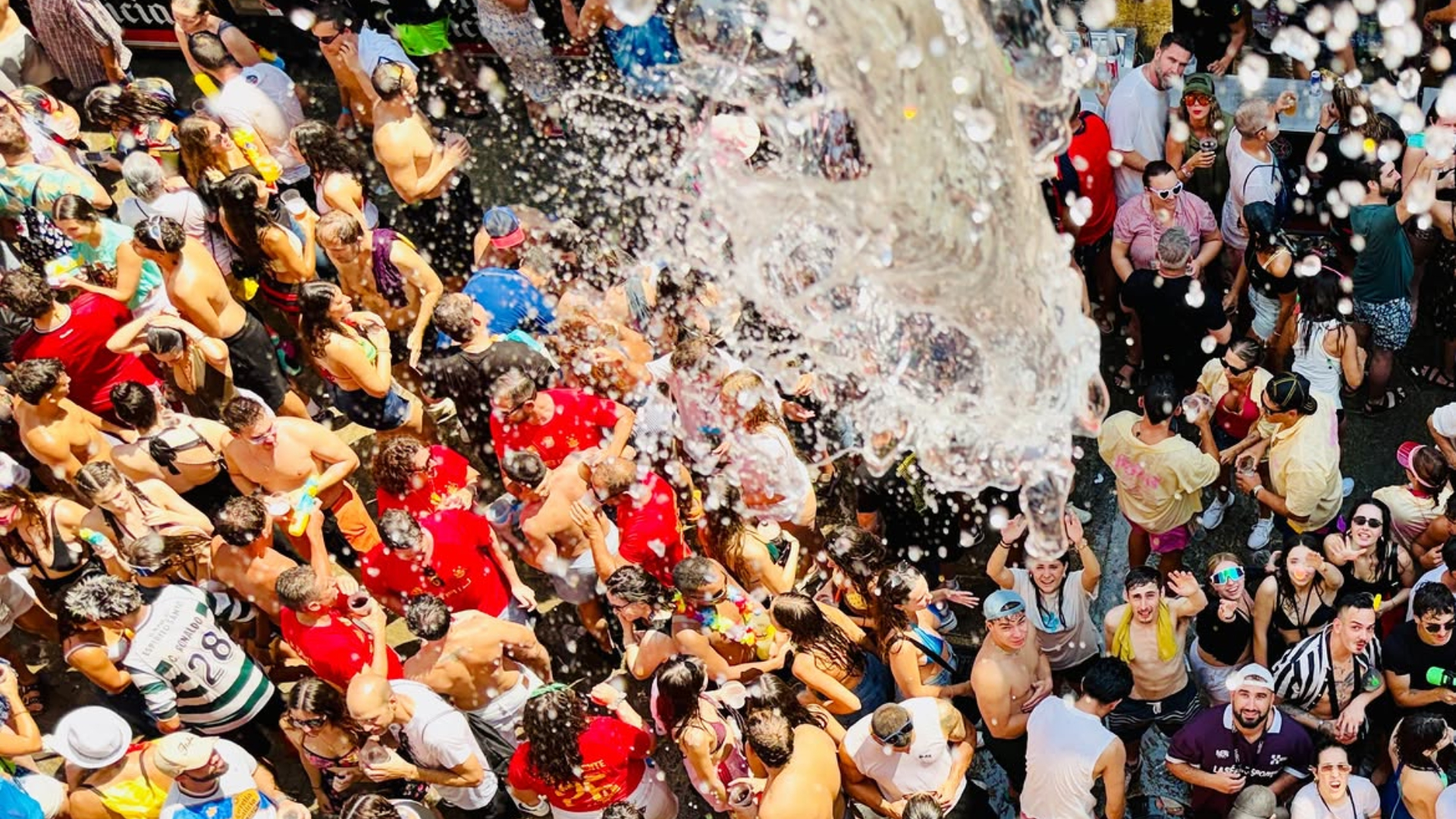 El agua vuelve a convertirse en protagonista tras una larga noche de celebración | Concello de Vilagarcía