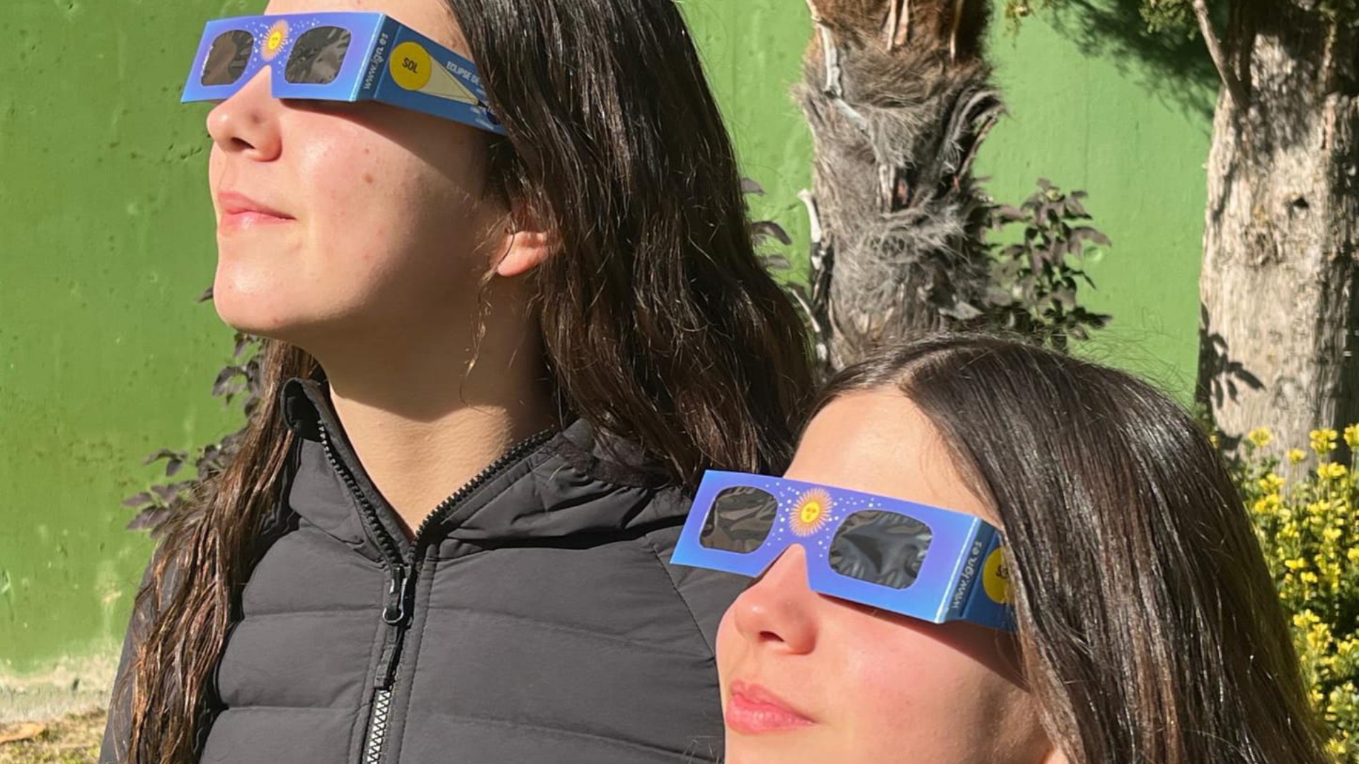 Imagen de archivo de dos niñas con gafas para ver el eclipse | IGN