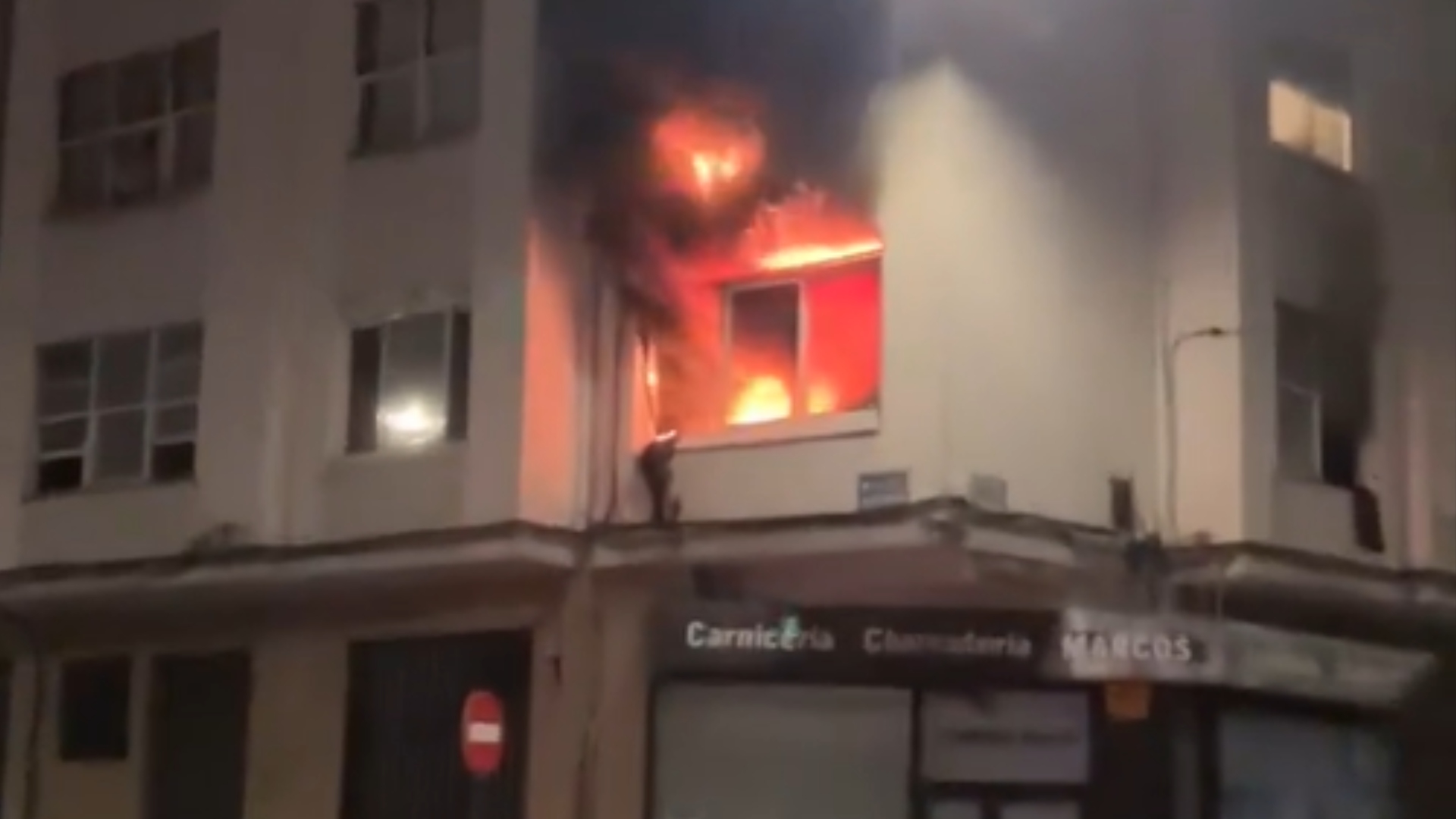 El incendio provocado por la explosión de un patinete en un edificio en la calle Nicomedes Pastor Díaz, en A Coruña.