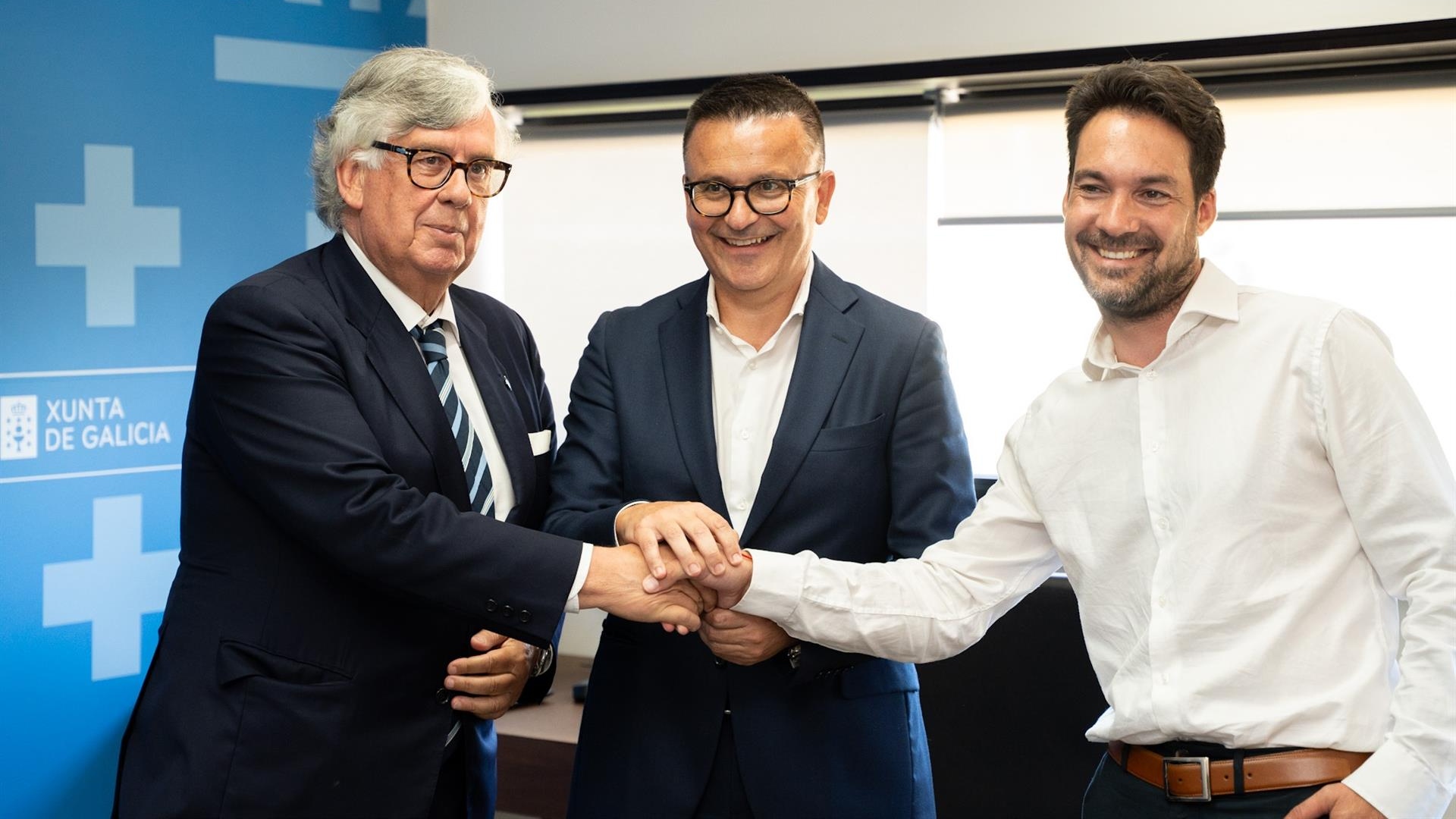 El conselleiro de Emprego, Comercio e Emigración, José González, junto al presidente de la CEG, Juan Manuel Vieites , y el secretario xeral de UGT, Cristóbal Medeiros | XUNTA DE GALICIA