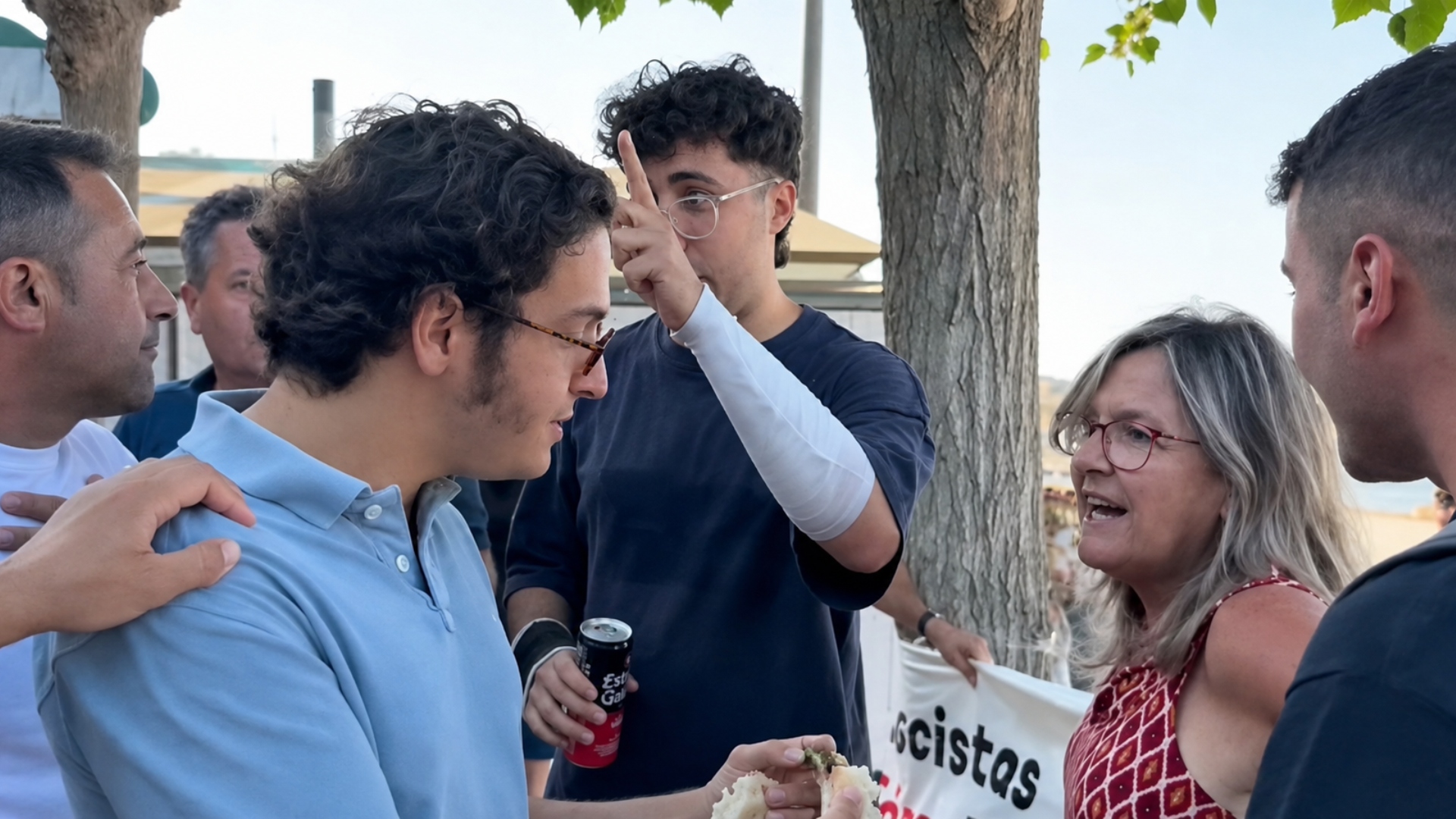Captura de uno de los vídeos en los que puede ver a una vecina de Sada increpando al diputado de Vox José María Figaredo.
