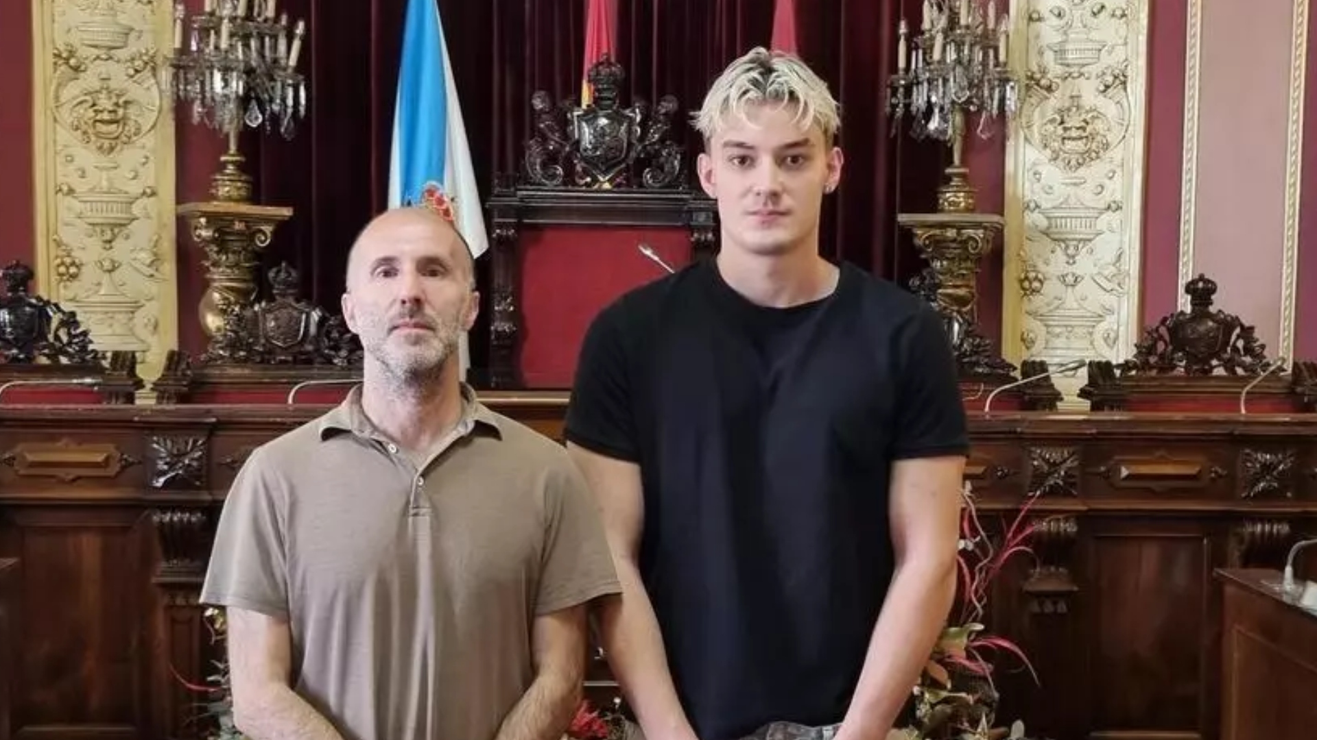 Miguel Álvarez, el joven que evitó que una mujer se tirase al vacío, recibido por el alcalde de Ourense, Gonzalo Pérez Jácome  | CONCELLO DE OURENSE