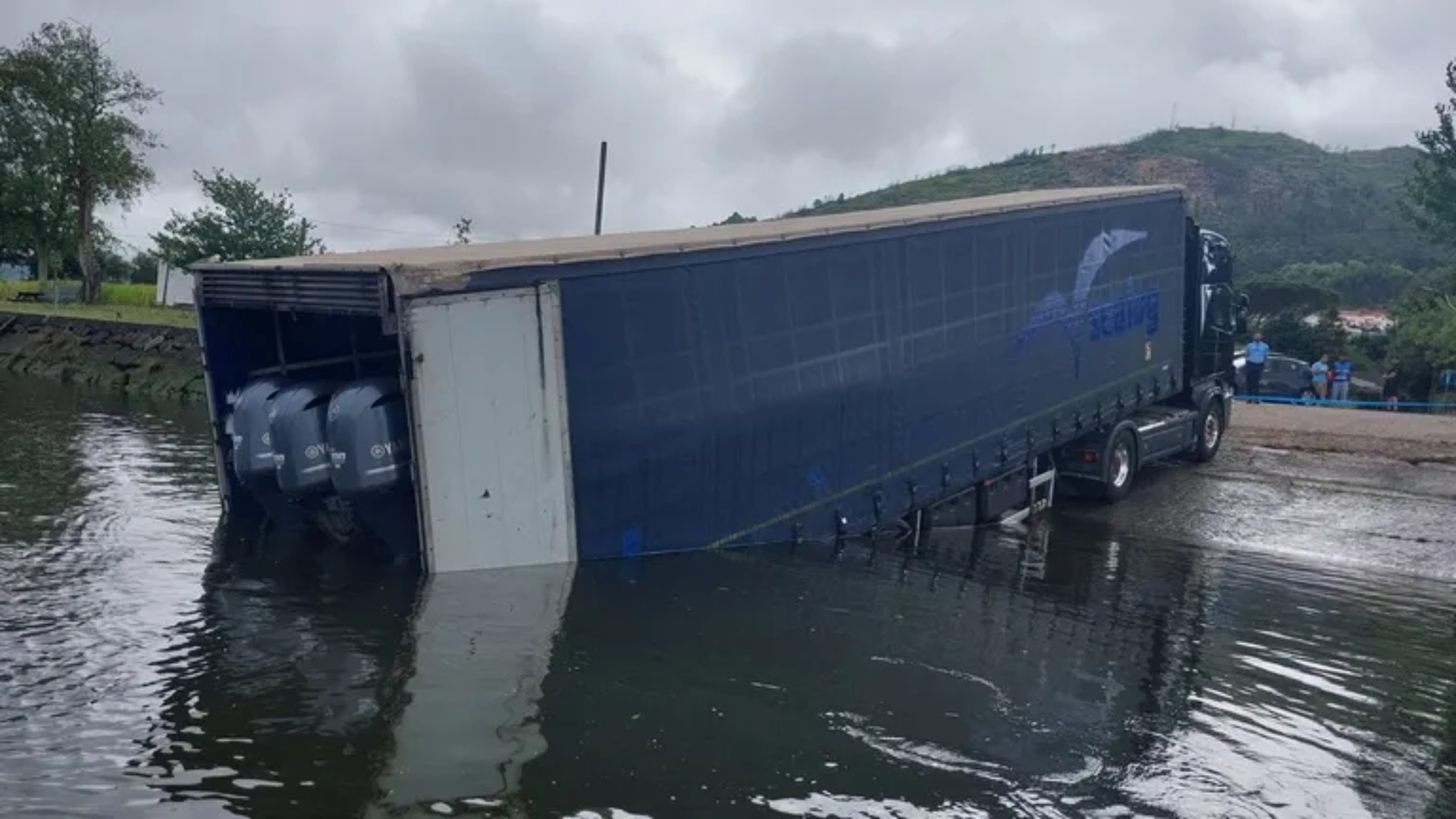 El camión hallado en el río Miño en Caminha con una "narcolancha" en su interior | POLICÍA MARÍTIMA