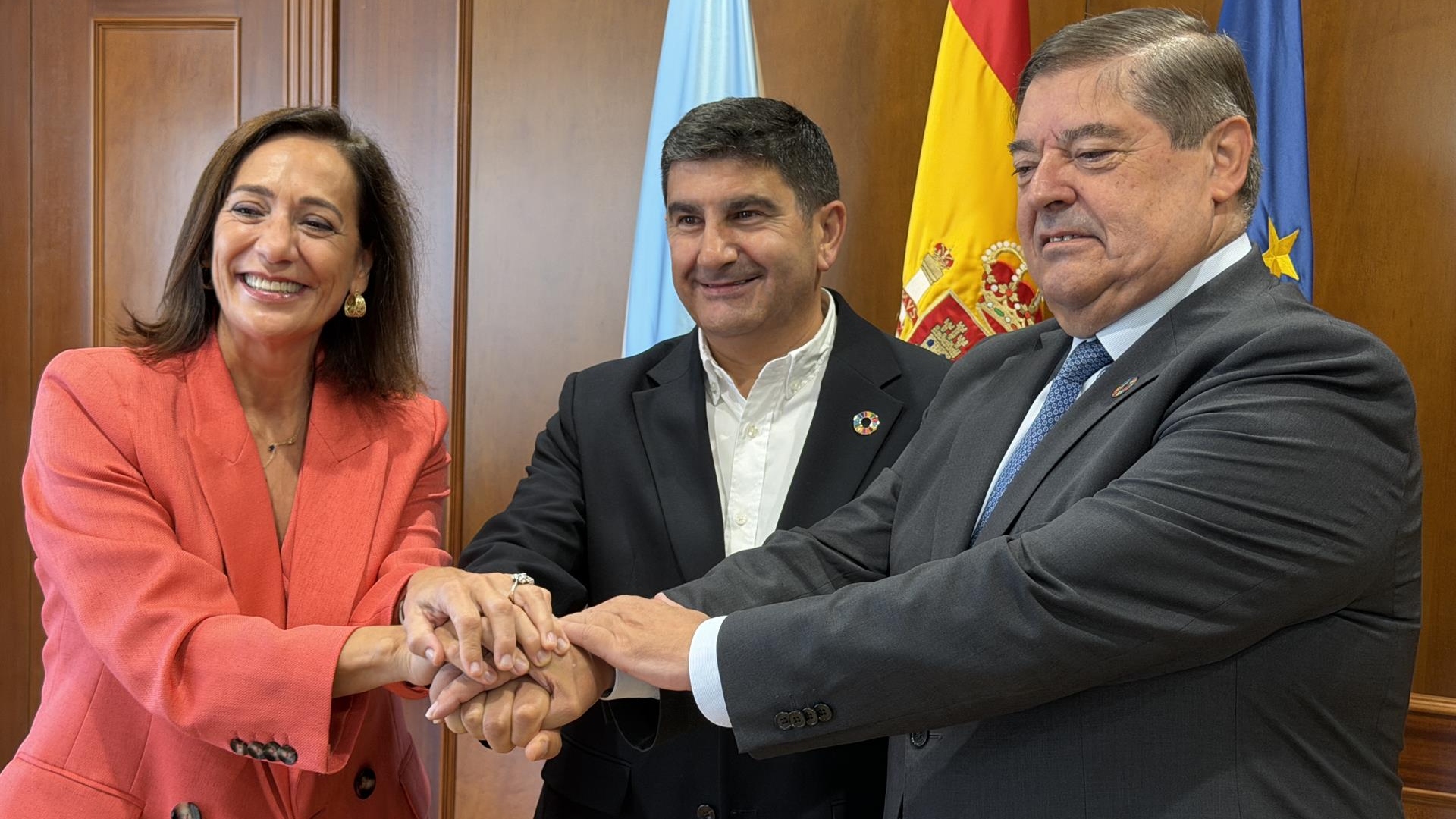 La nueva subdelegada del Gobierno en A Coruña, Obdulia Taboadela, junto a su predecesor, Julio Abalde (d), y al delegado del Gobierno, Pedro Blanco | DELEGACIÓN DEL GOBIERNO