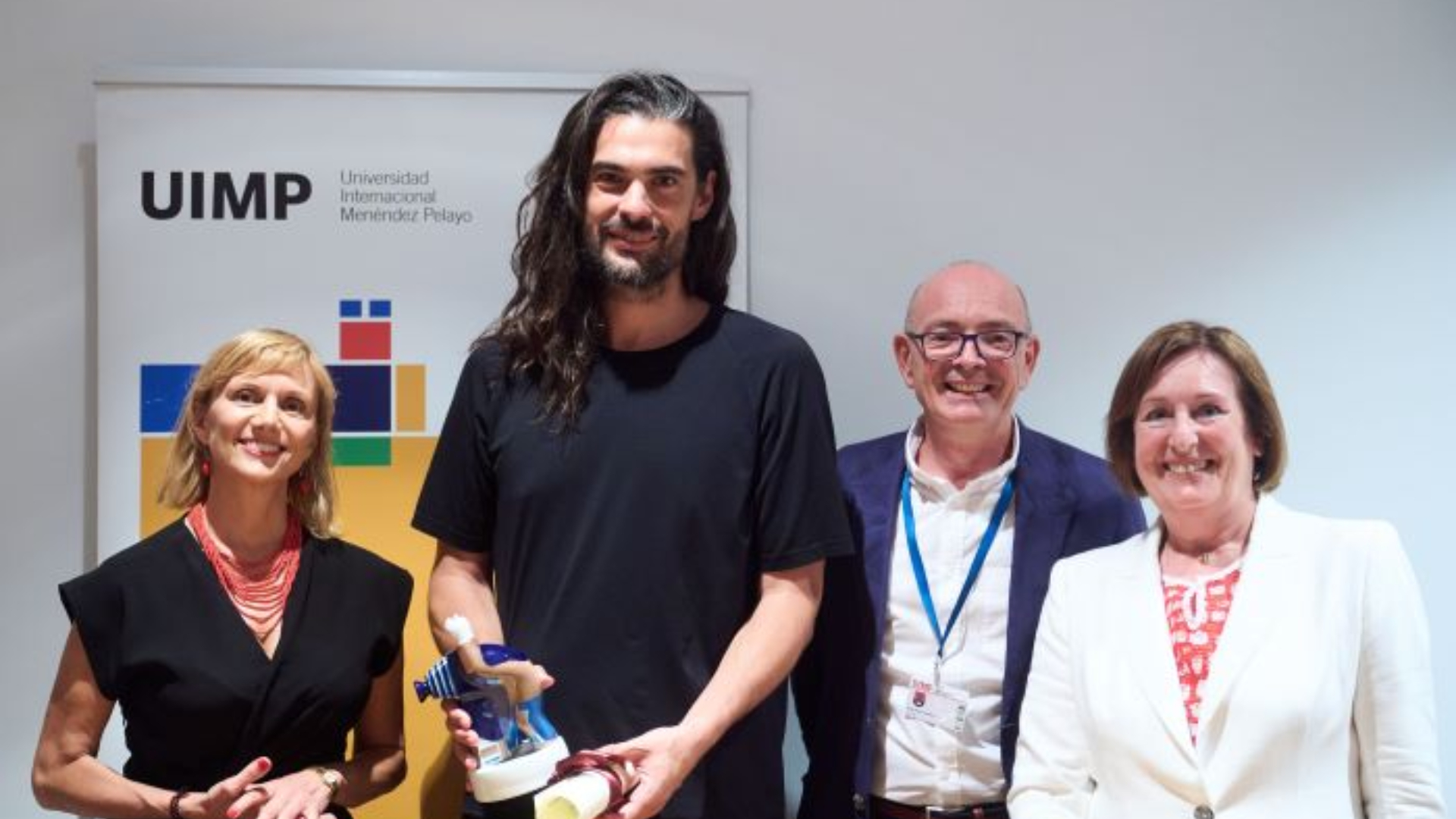Óliver Laxe en la sede de A Coruña de la UIMP junto al rector, la directora de la sede gallega y la vicerrectora de Cultura | Universidad Internacional Menéndez Pelayo