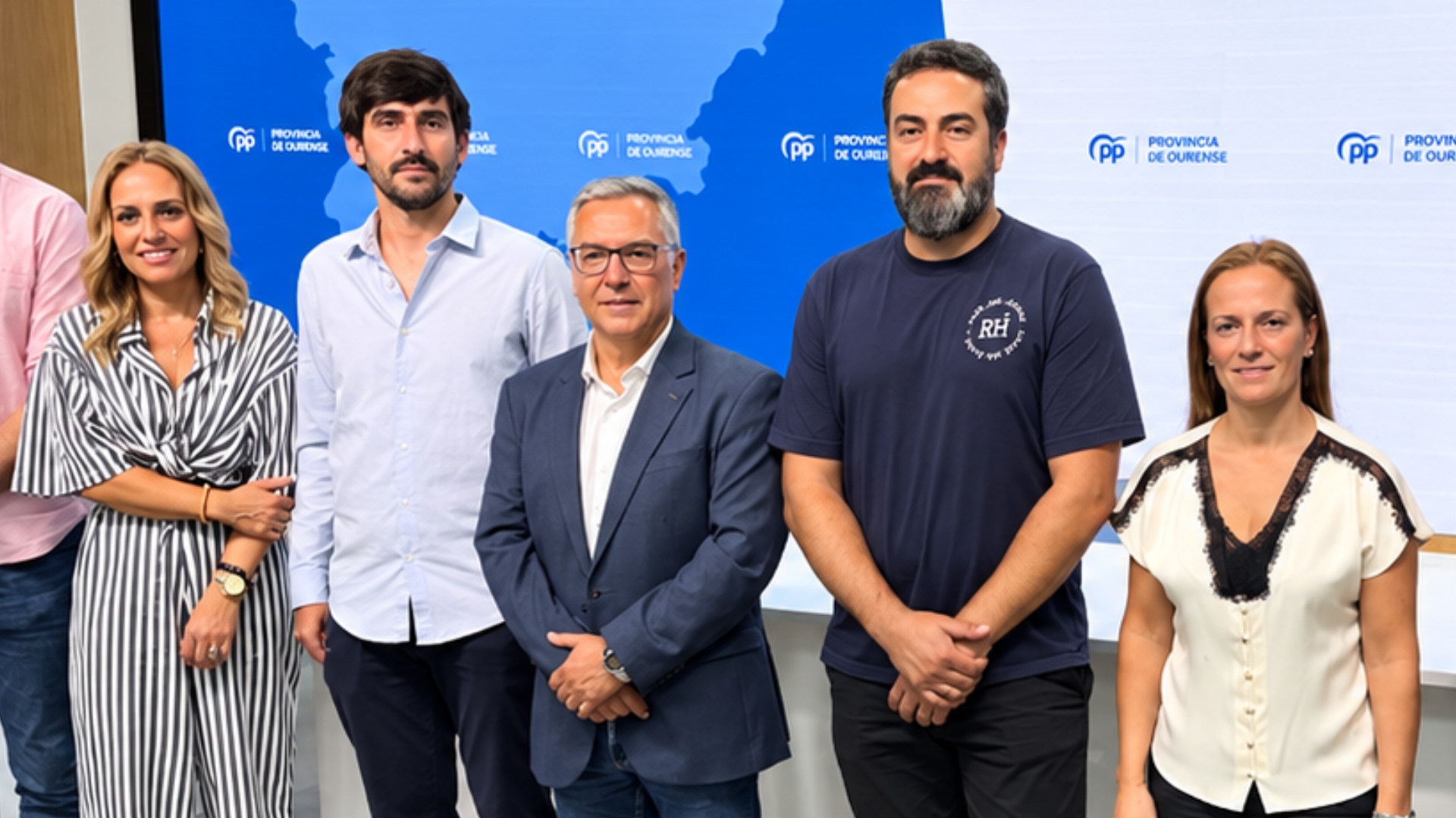 El exteniente de alcalde del PSOE de A Pobra de Trives, Aarón Álvarez, a la izquierda del presidente del PP de Ourense, Luis Menor | PP DE OURENSE