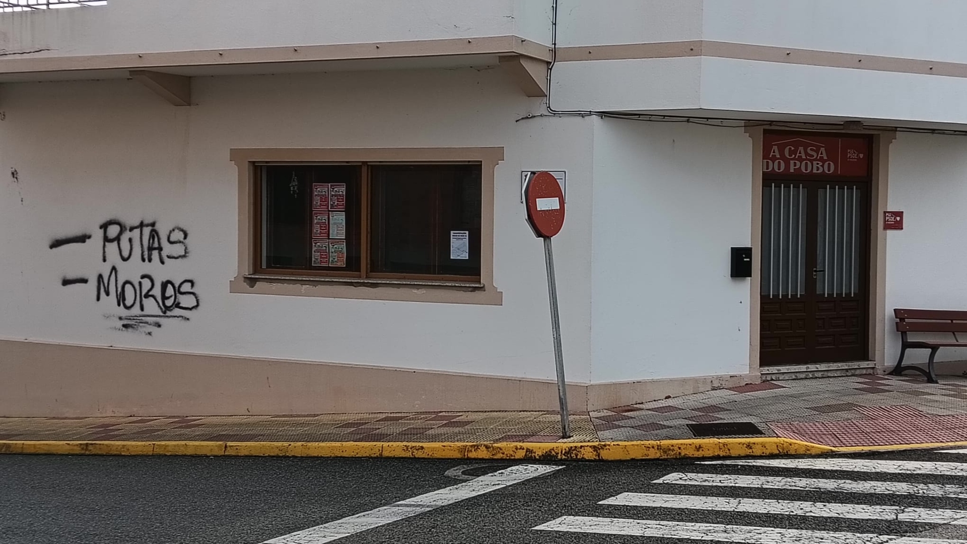 Sede PSdeG PSOE O Vicedo vandalizada Casa do Pobo menos putas menos moros