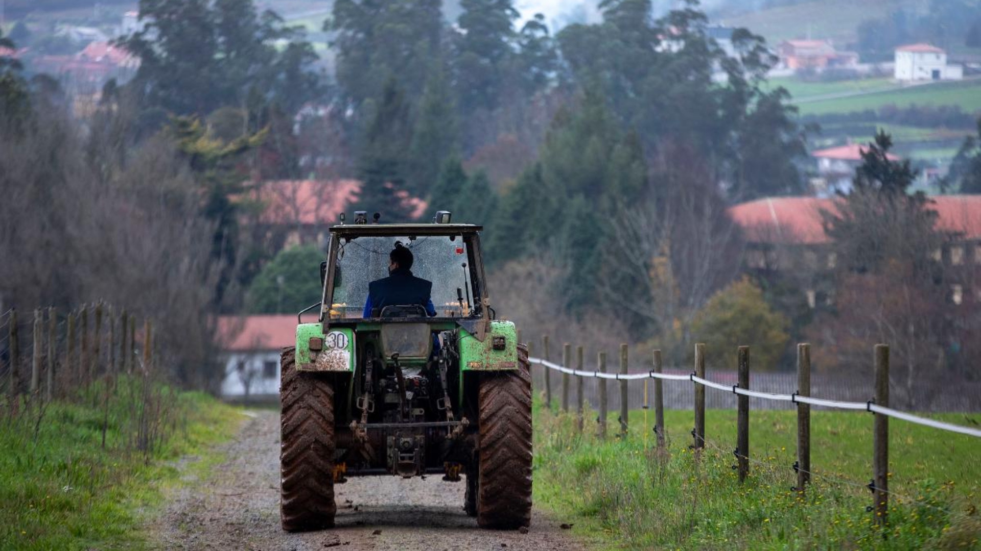 Imagen de archivo de un tractor junto a una explotación agrícola | XUNTA DE GALICIA