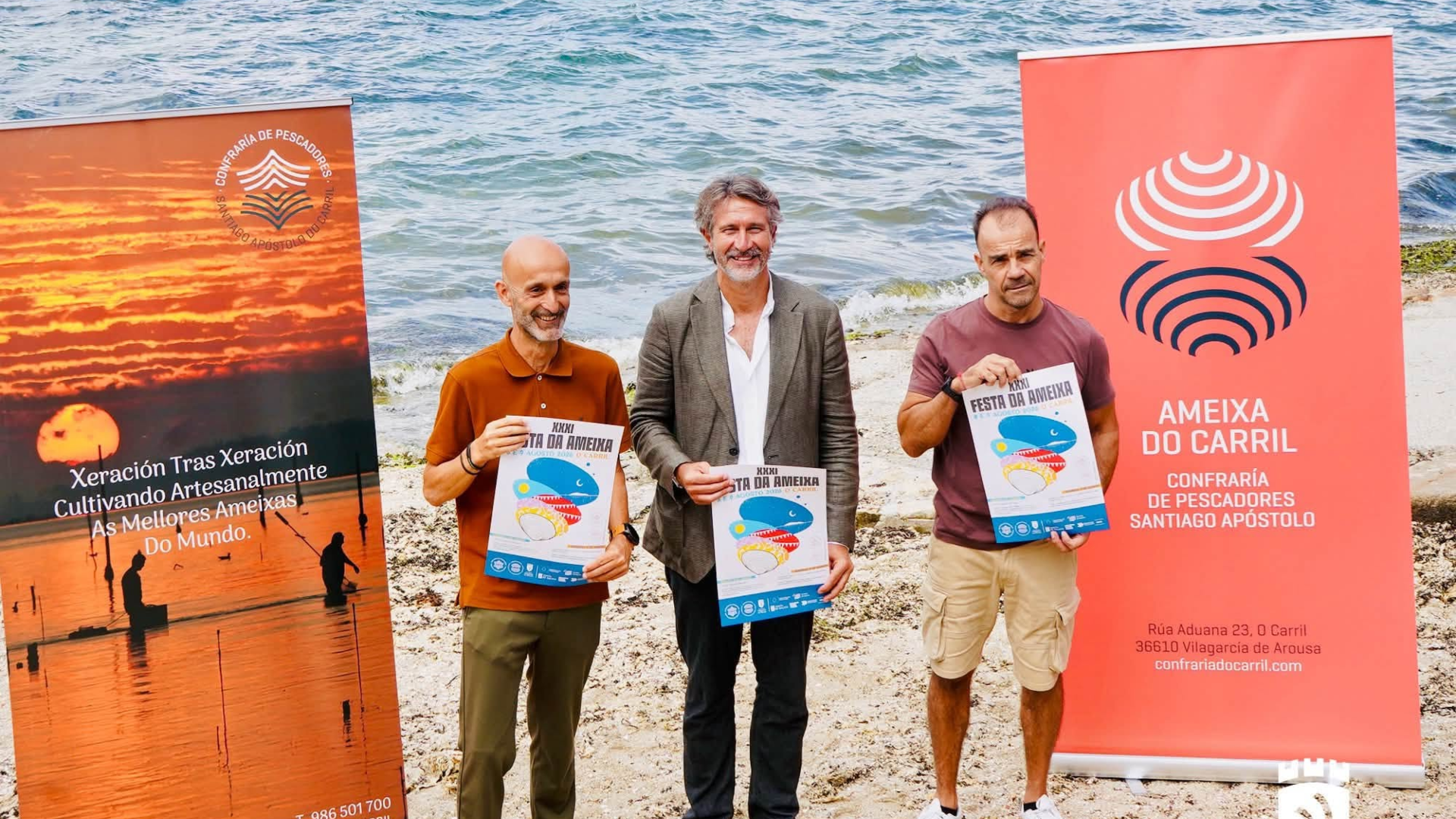 O alcalde, Alberto Varela, o concelleiro de Turismo e Promoción Económica, Álvaro Carou, e o patrón maior da localidade, Javier Quintáns, durante a presentación da Festa da Ameixa de Carril | Concello de Vilagarcía