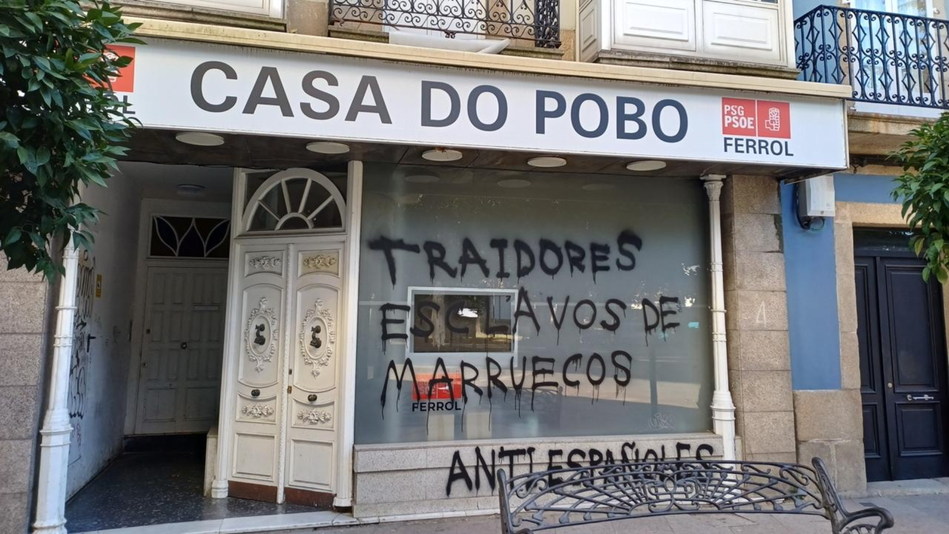 Imagen de los actos vandálicos realizados en la facha de la Casa do Pobo | PSdeG