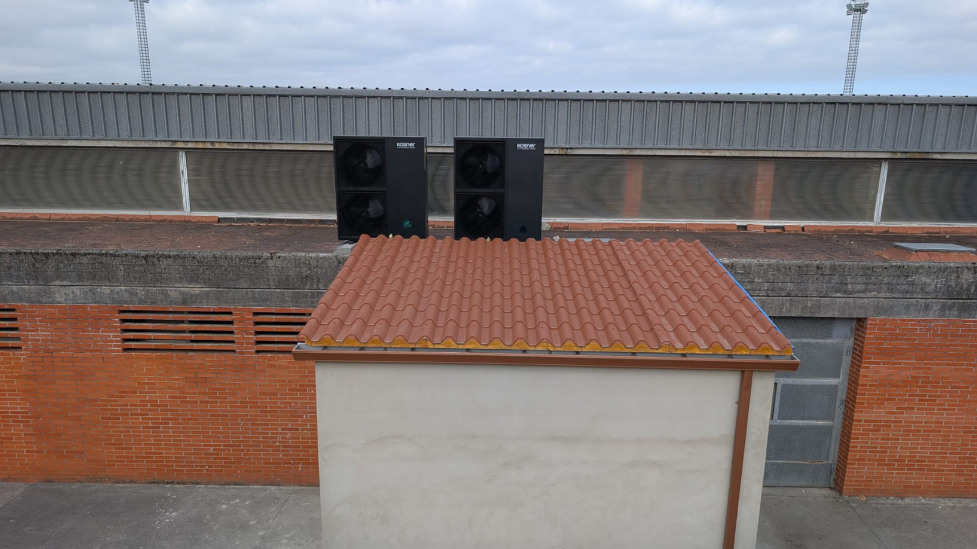 O Concello de Valdoviño completou as obras de mellora da eficiencia enerxética no Pavillón do Longoiro e no campo de fútbol de Mourente | Concello de Valdoviño