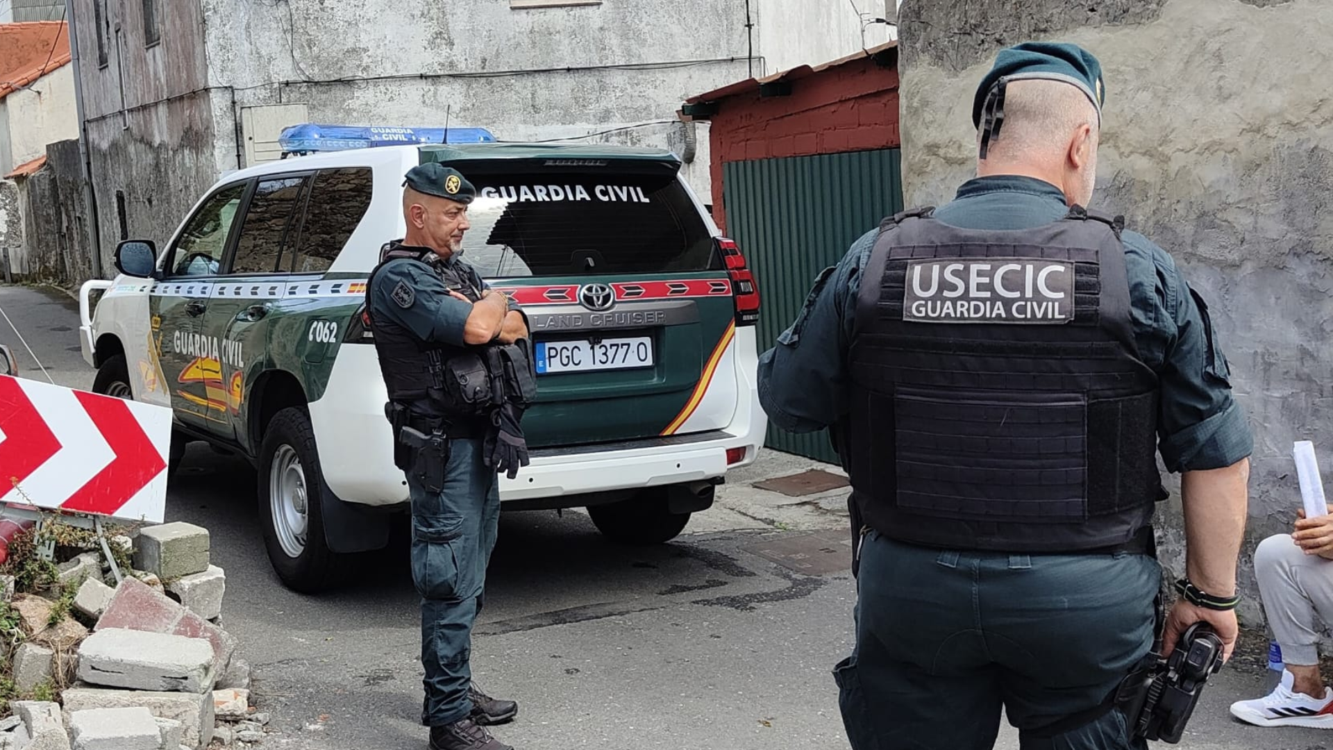 Varios agentes durante la detención en Meicende | Guardia Civil de A Coruña