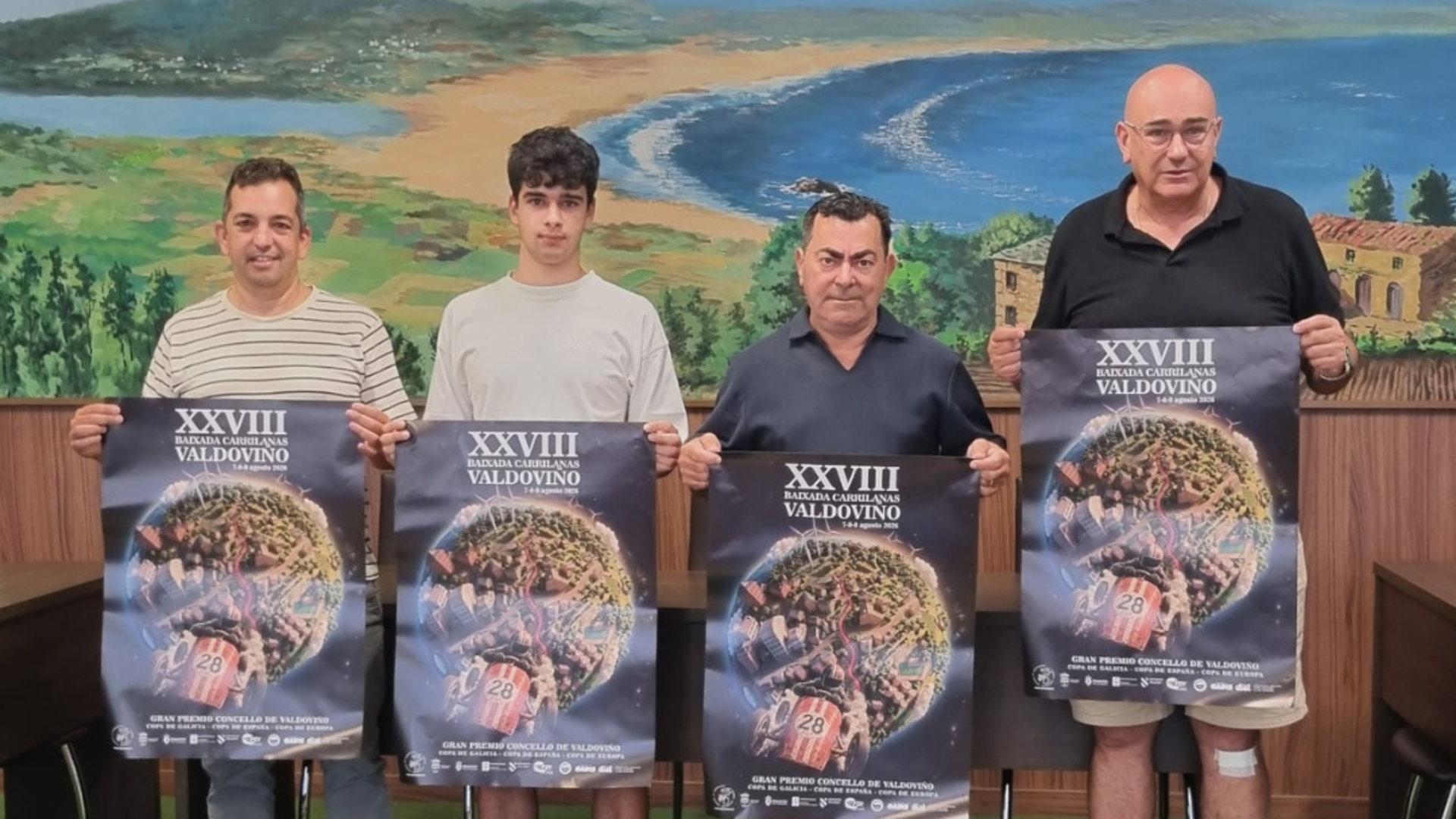 O adxunto á directora de carreira, Diego Barcia; David Riola, integrante da asociación organizadora; Sergio Saavedra, concelleiro de Deportes, e Alberto González, alcalde da localidade, durante a presentación | Concello de Valdoviño