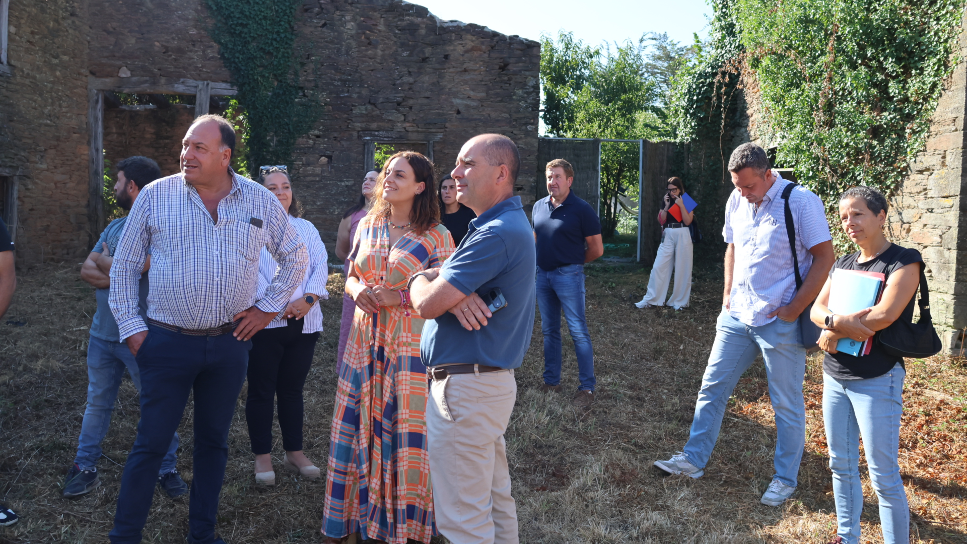 A Presidenta da Deputación de Lugo, Carmela López xunto ao alcalde, Héctor Manuel Corujo, e a Corporación municipal, durante a visita realizada este martes | Deputación de Lugo